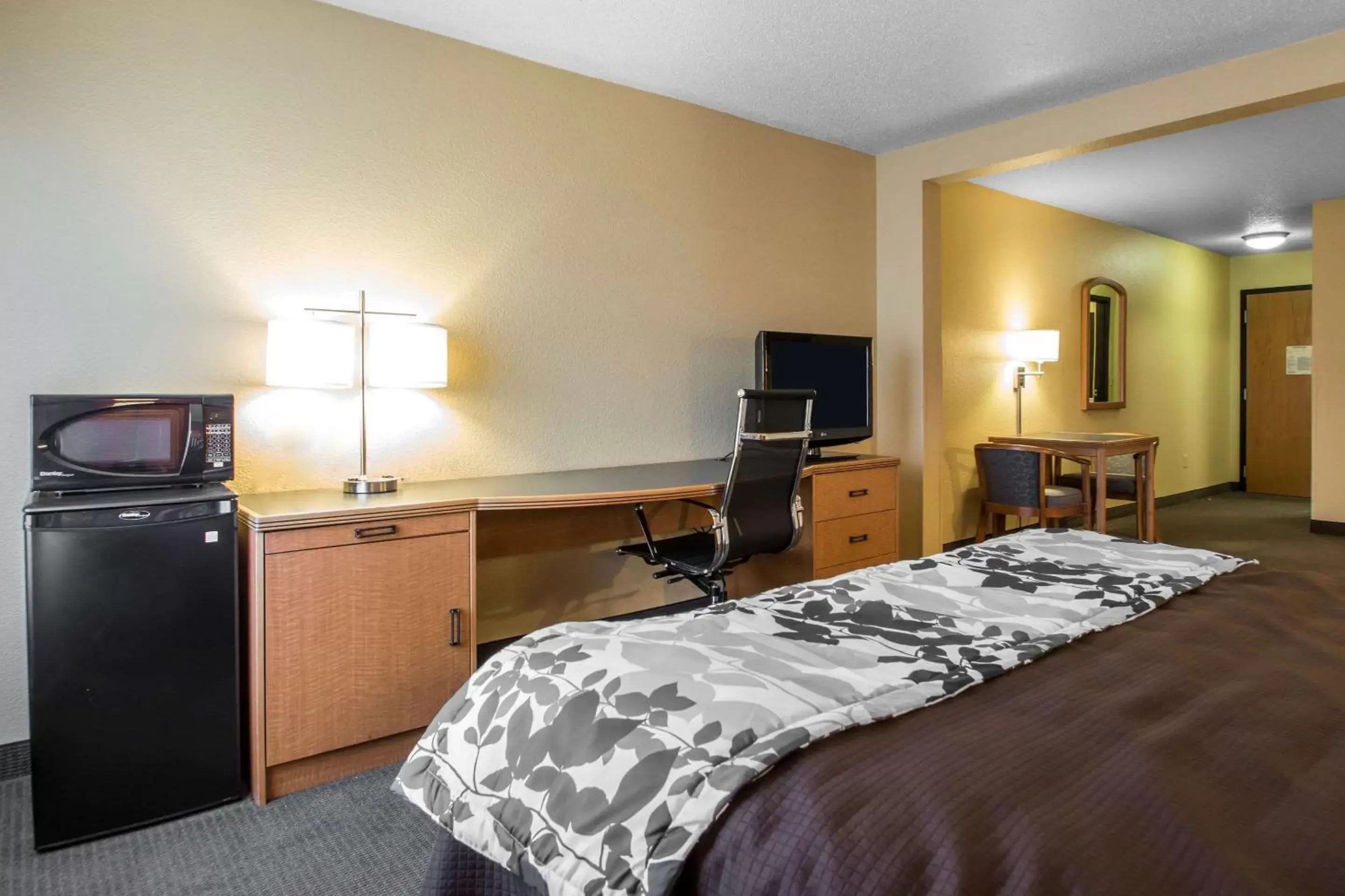Bedroom, TV/Entertainment Center in Sleep Inn & Suites Sheboygan I-43