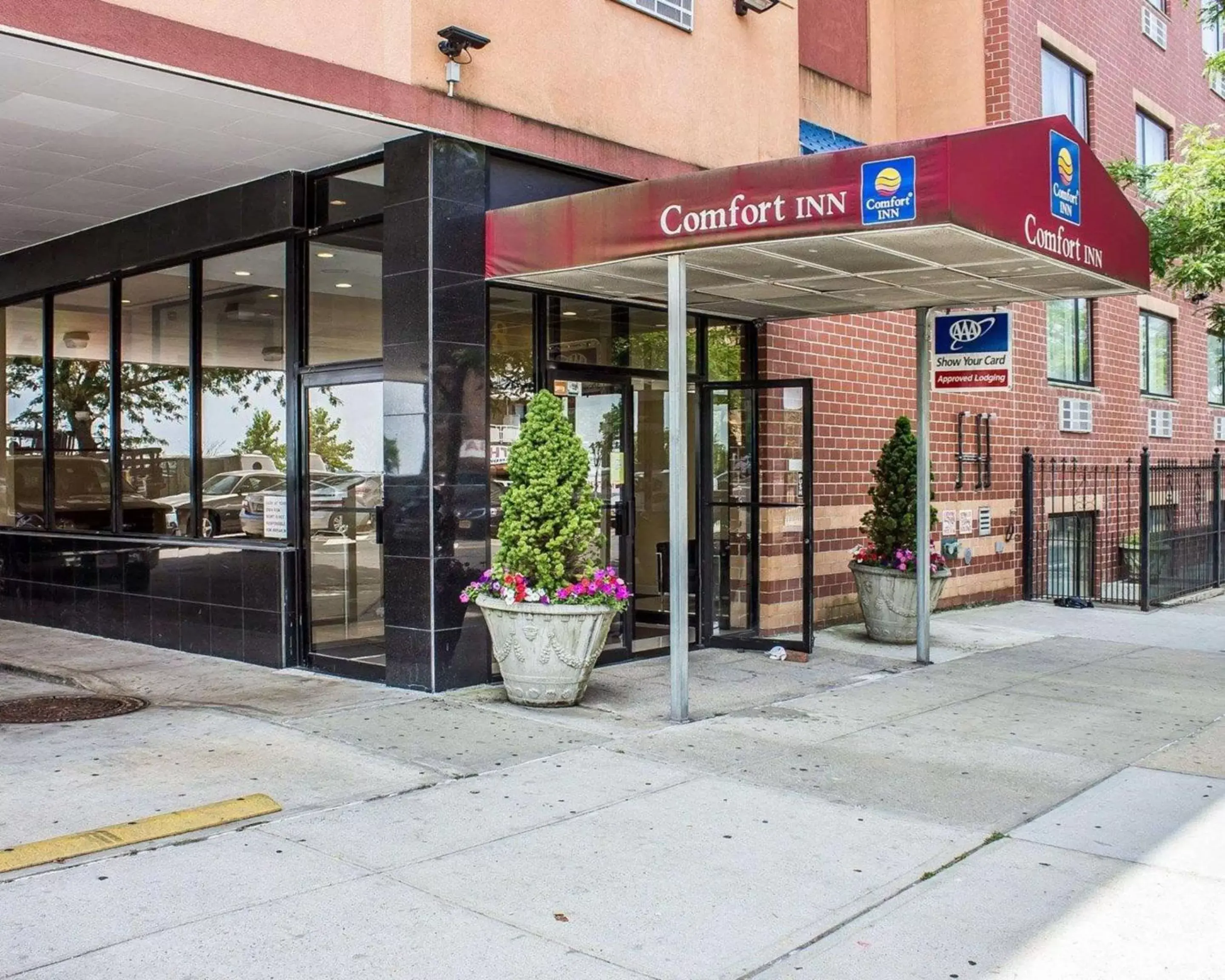 Property building in Comfort Inn Brooklyn