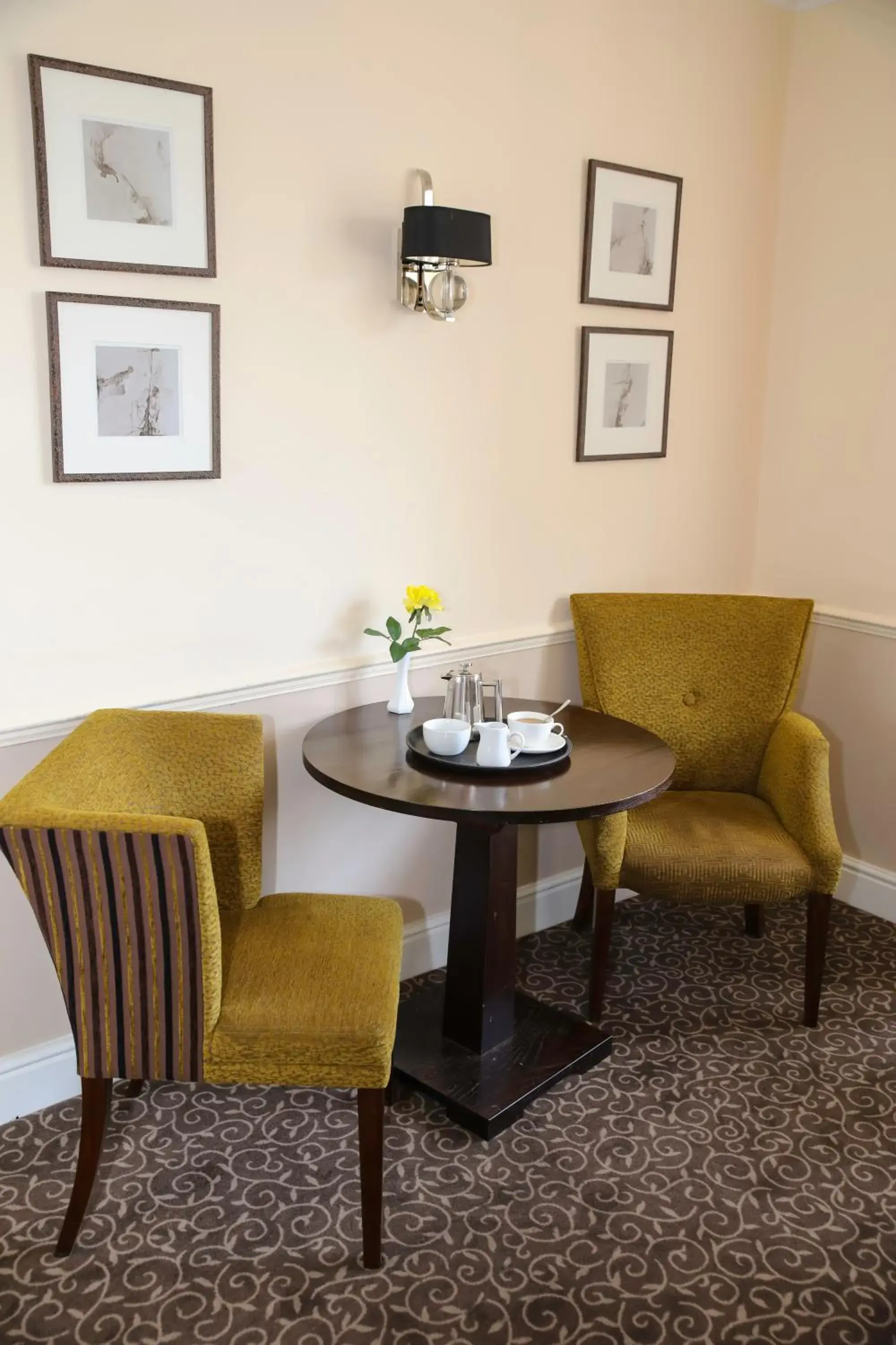 Communal lounge/ TV room, Seating Area in Queens Court Hotel