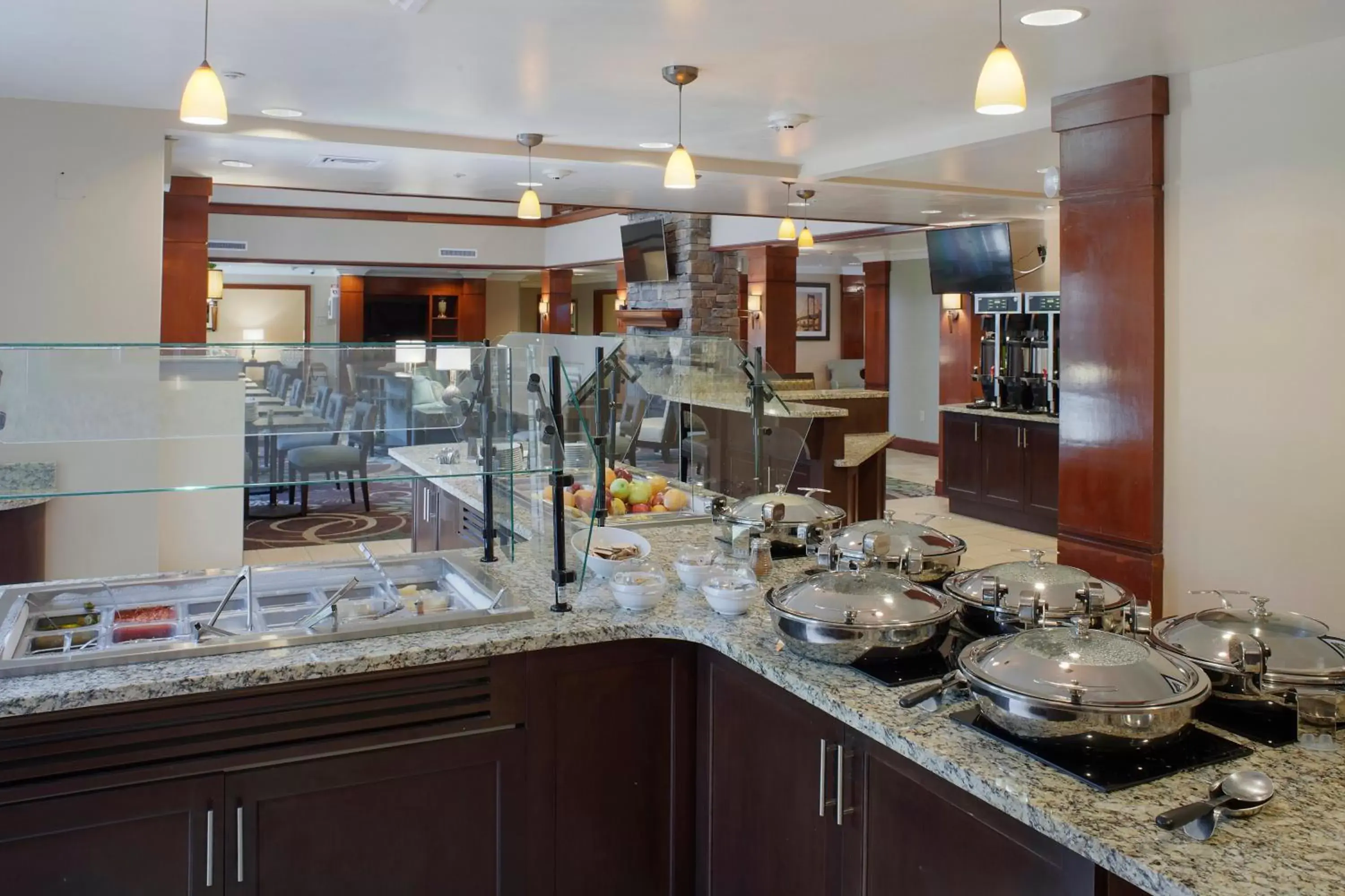 Restaurant/places to eat, Kitchen/Kitchenette in Staybridge Suites Fayetteville, an IHG Hotel
