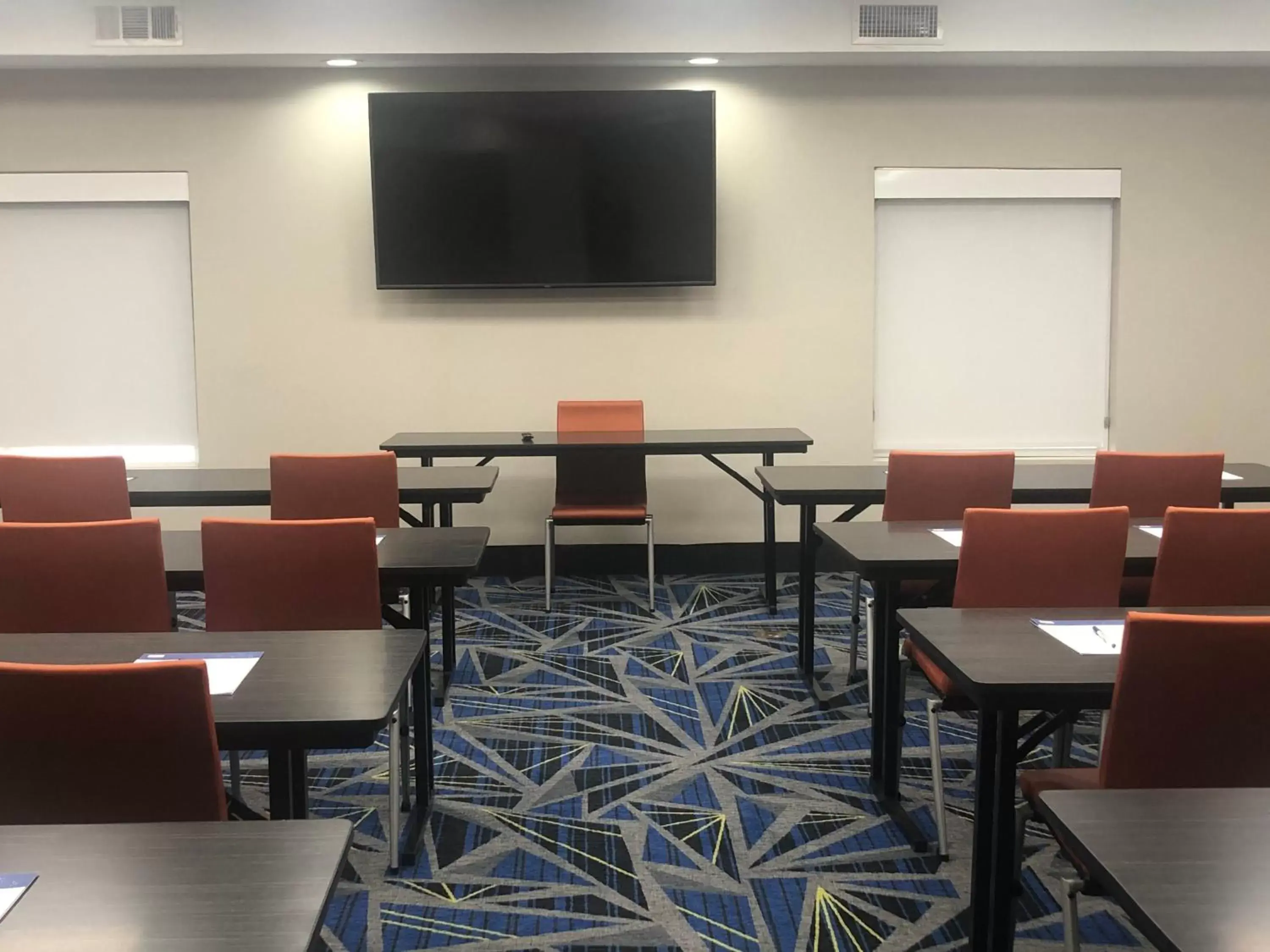 Meeting/conference room in Holiday Inn Express Hillsboro I-35, an IHG Hotel