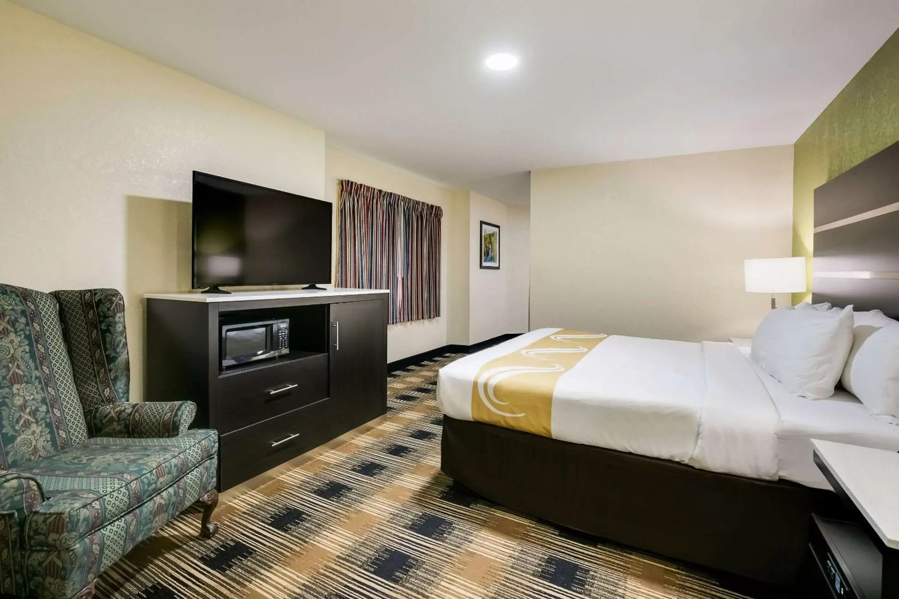 Photo of the whole room, Bed in Quality Inn & Suites Mount Chalet