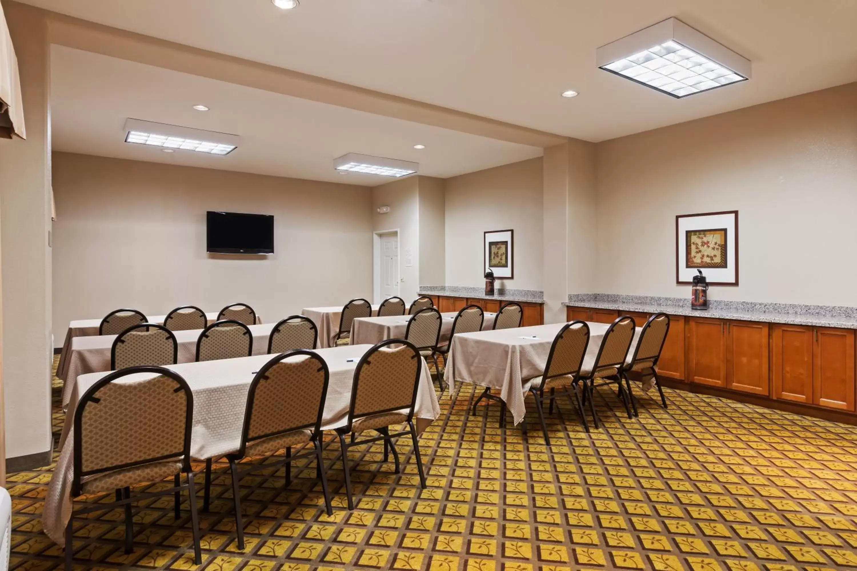 Meeting/conference room in Candlewood Suites Deer Park, an IHG Hotel