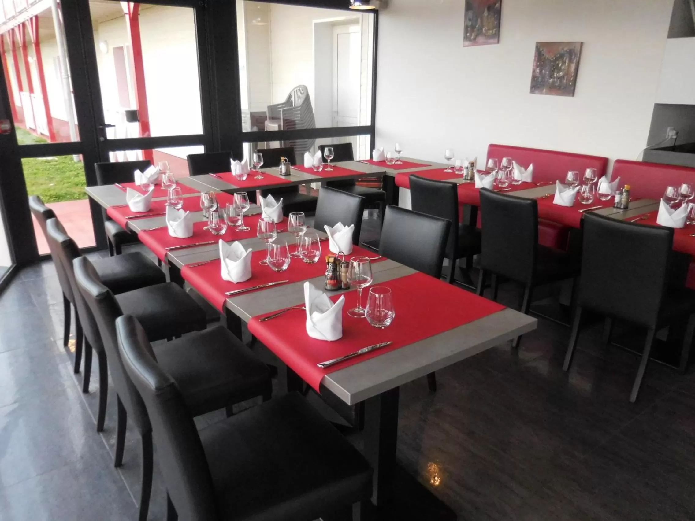 Restaurant/places to eat in Fasthotel Montmarault