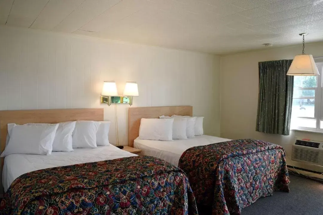 Bedroom, Bed in Birchwood inn