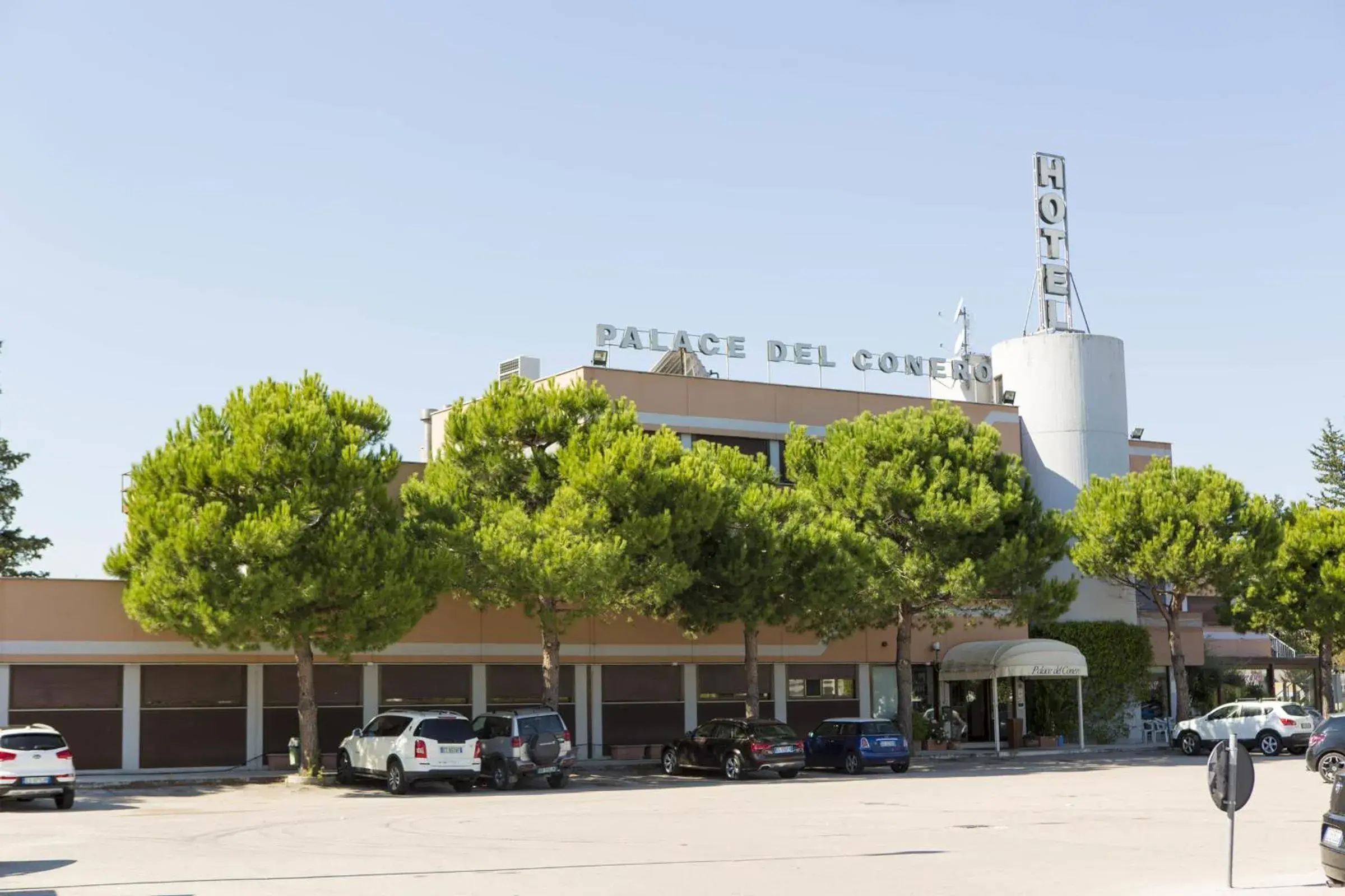 Facade/entrance, Property Building in Hotel Palace del Conero