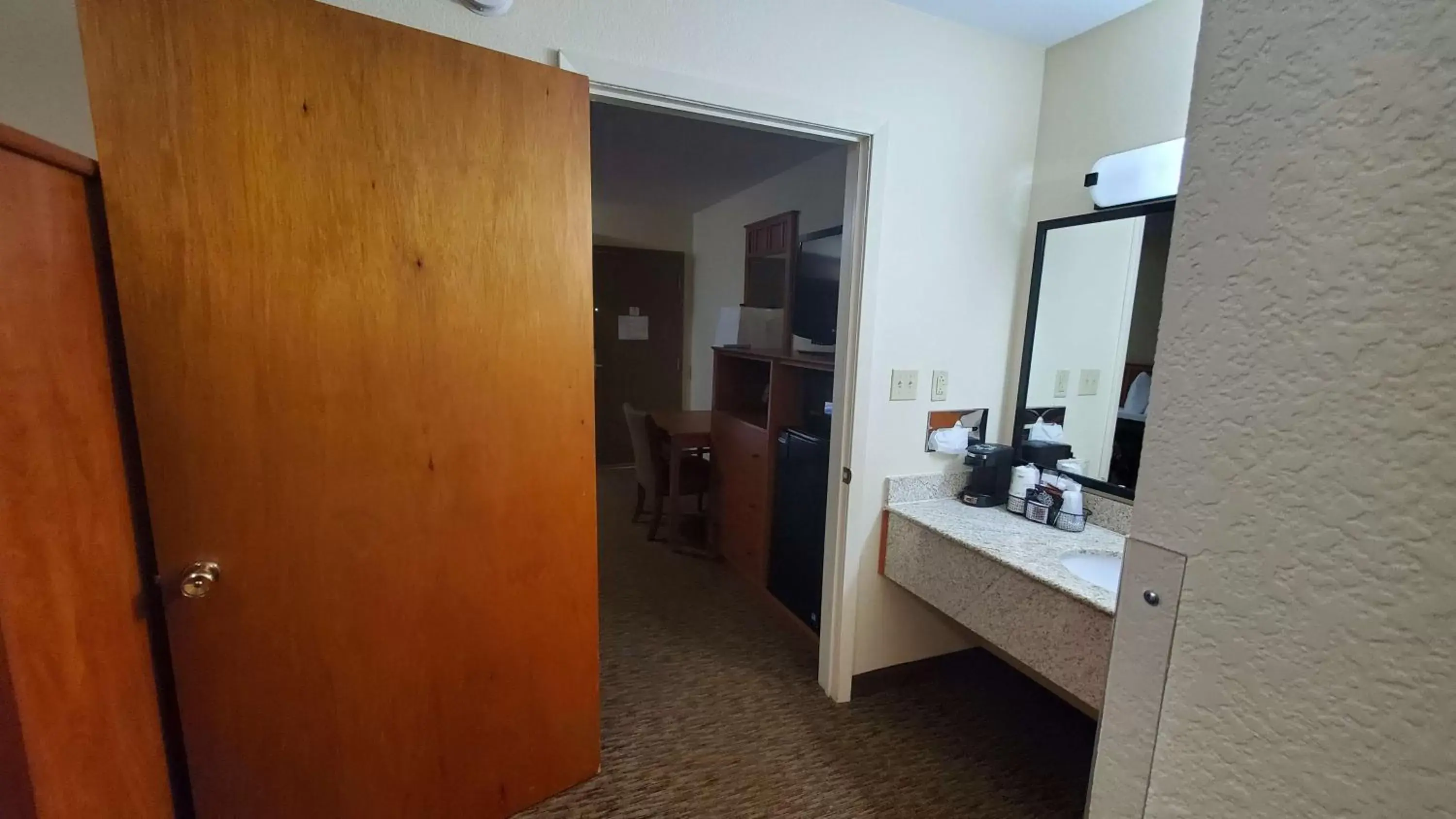 Photo of the whole room, Kitchen/Kitchenette in Best Western Plains Motel