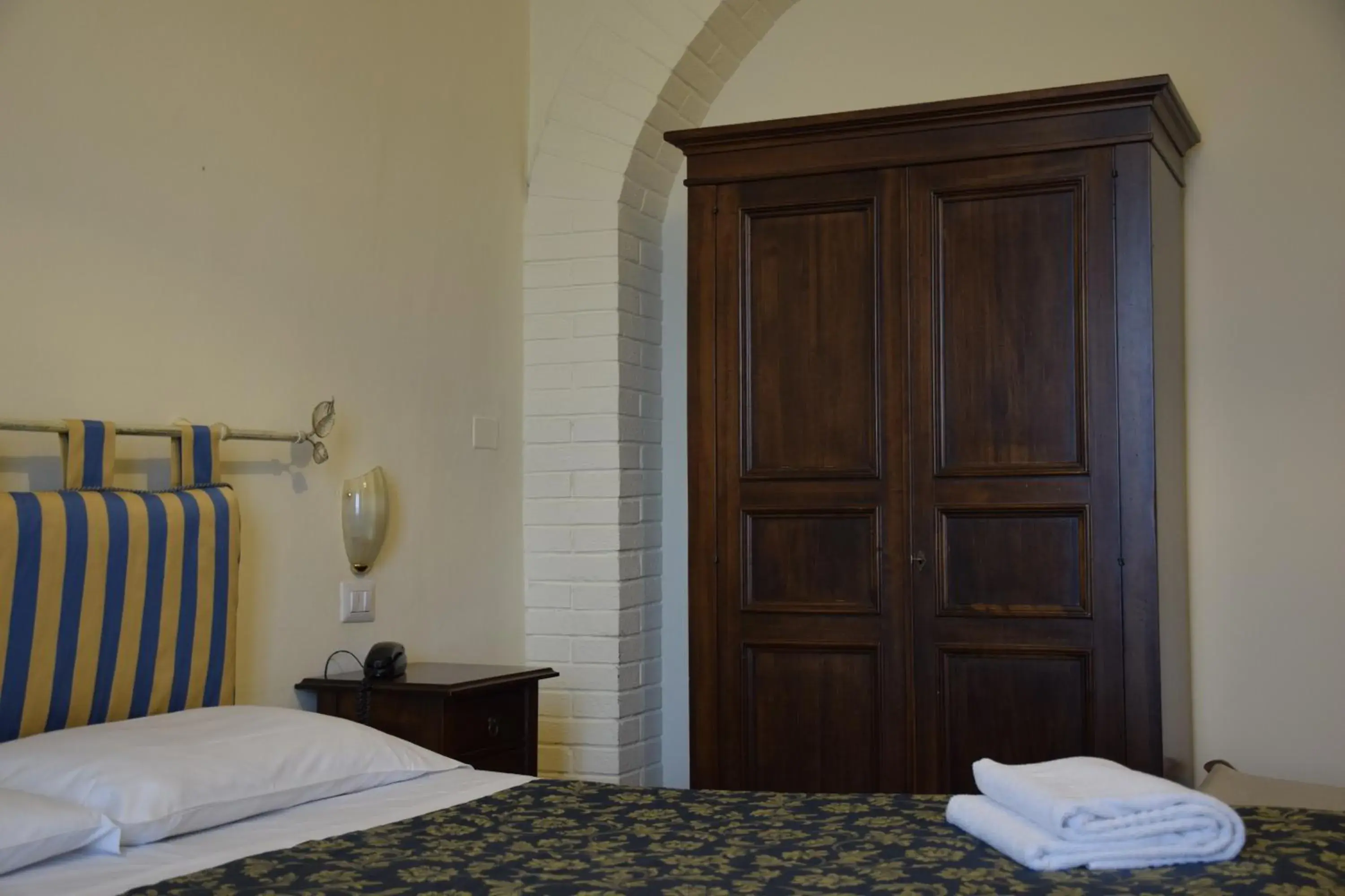 wardrobe, Bed in Hotel Arcobaleno Siena