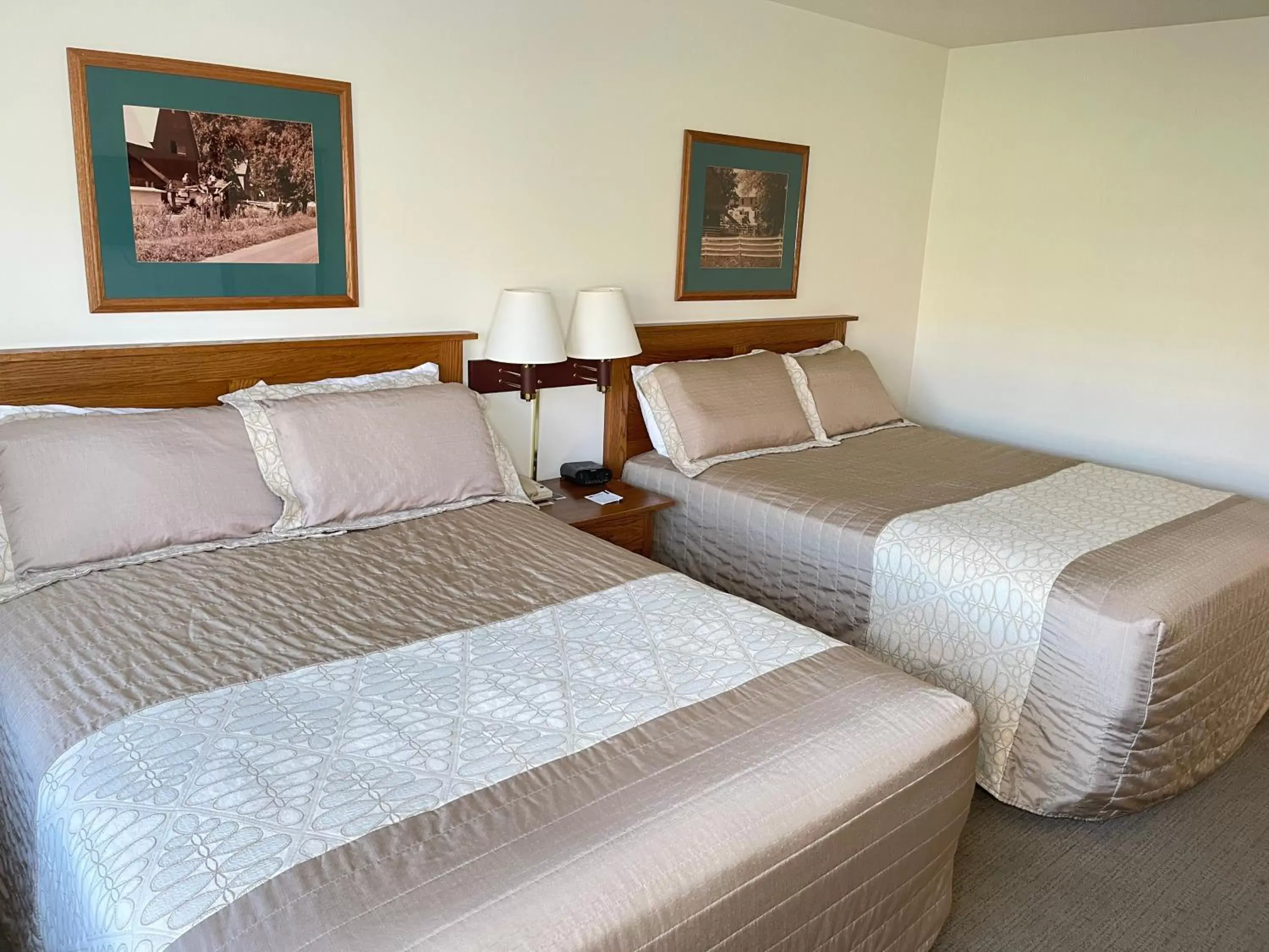 Bed in Farmstead Inn and Conference Center