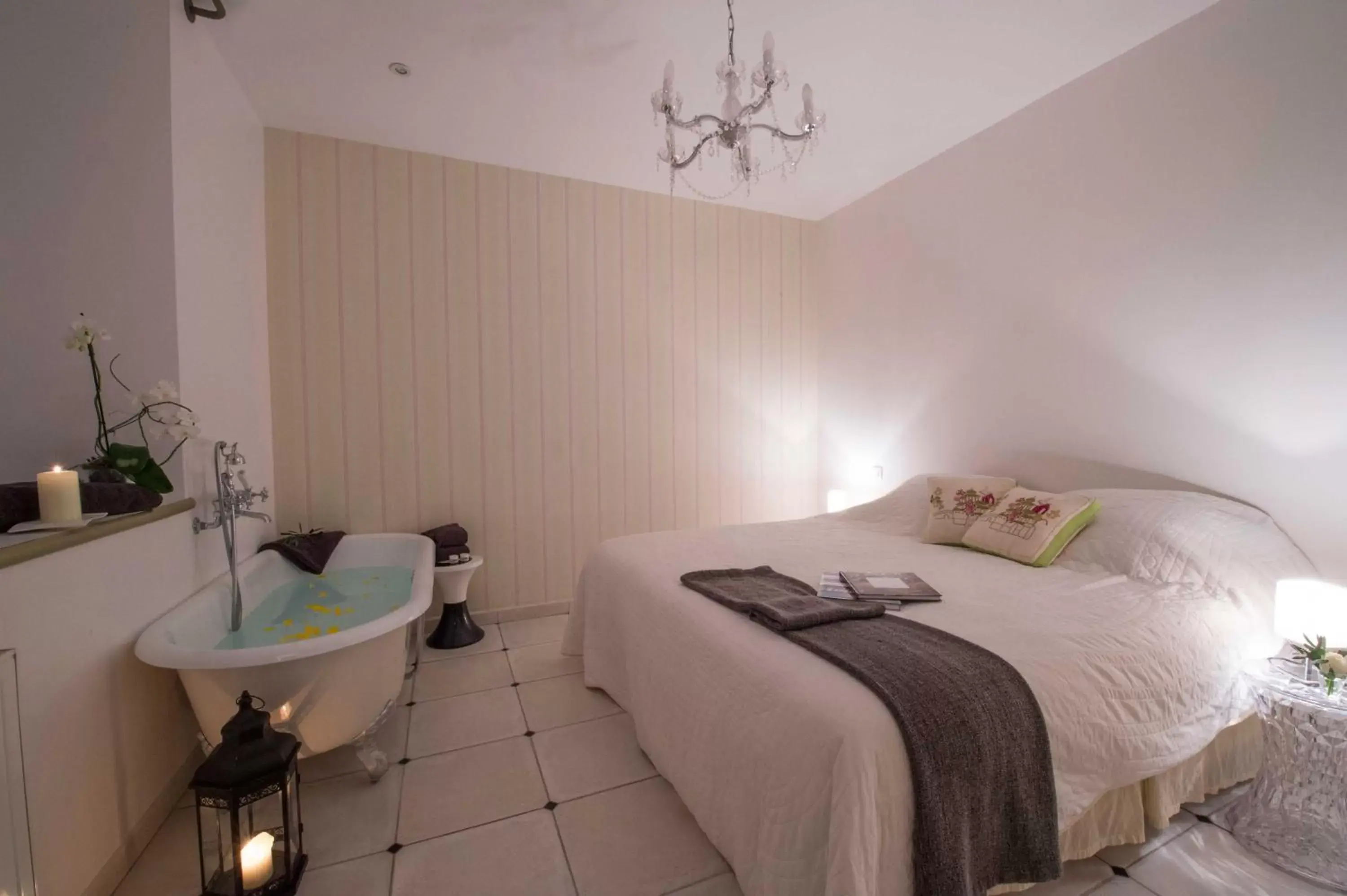 Bedroom, Bed in Le Mascaret - Restaurant Hotel Spa