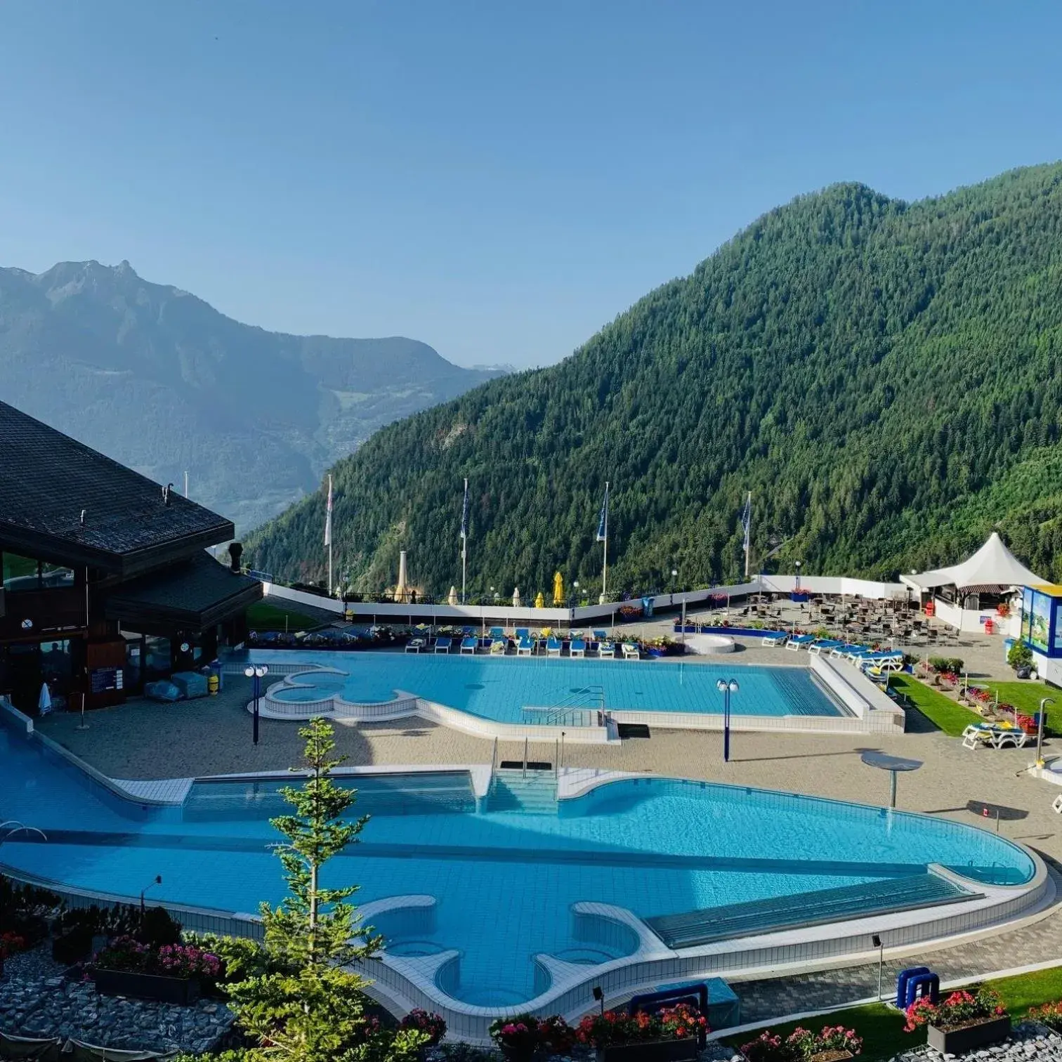 Swimming Pool in Hôtel des Bains d'Ovronnaz