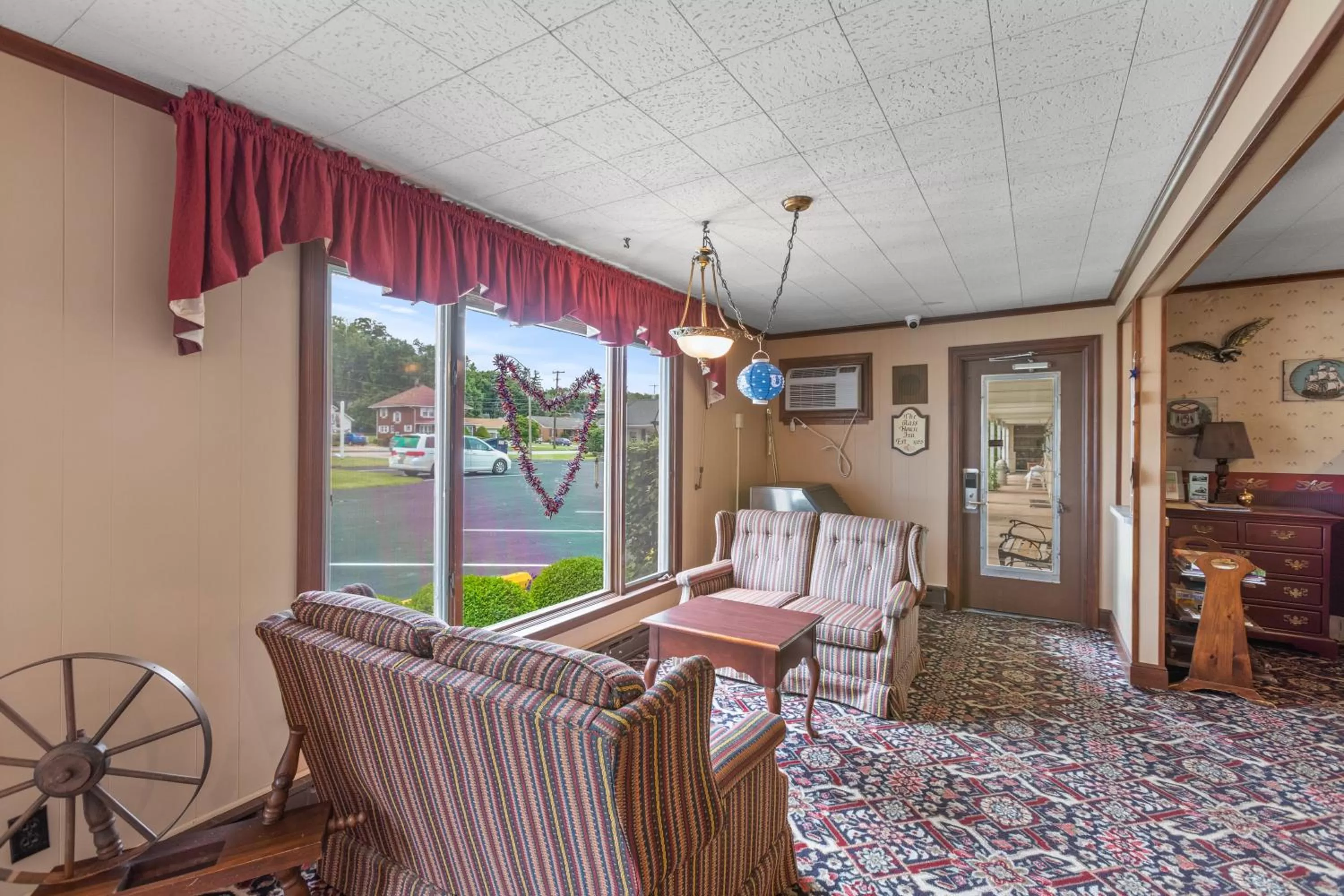 Seating area in Glass House Inn Erie Near I-90 & I-79