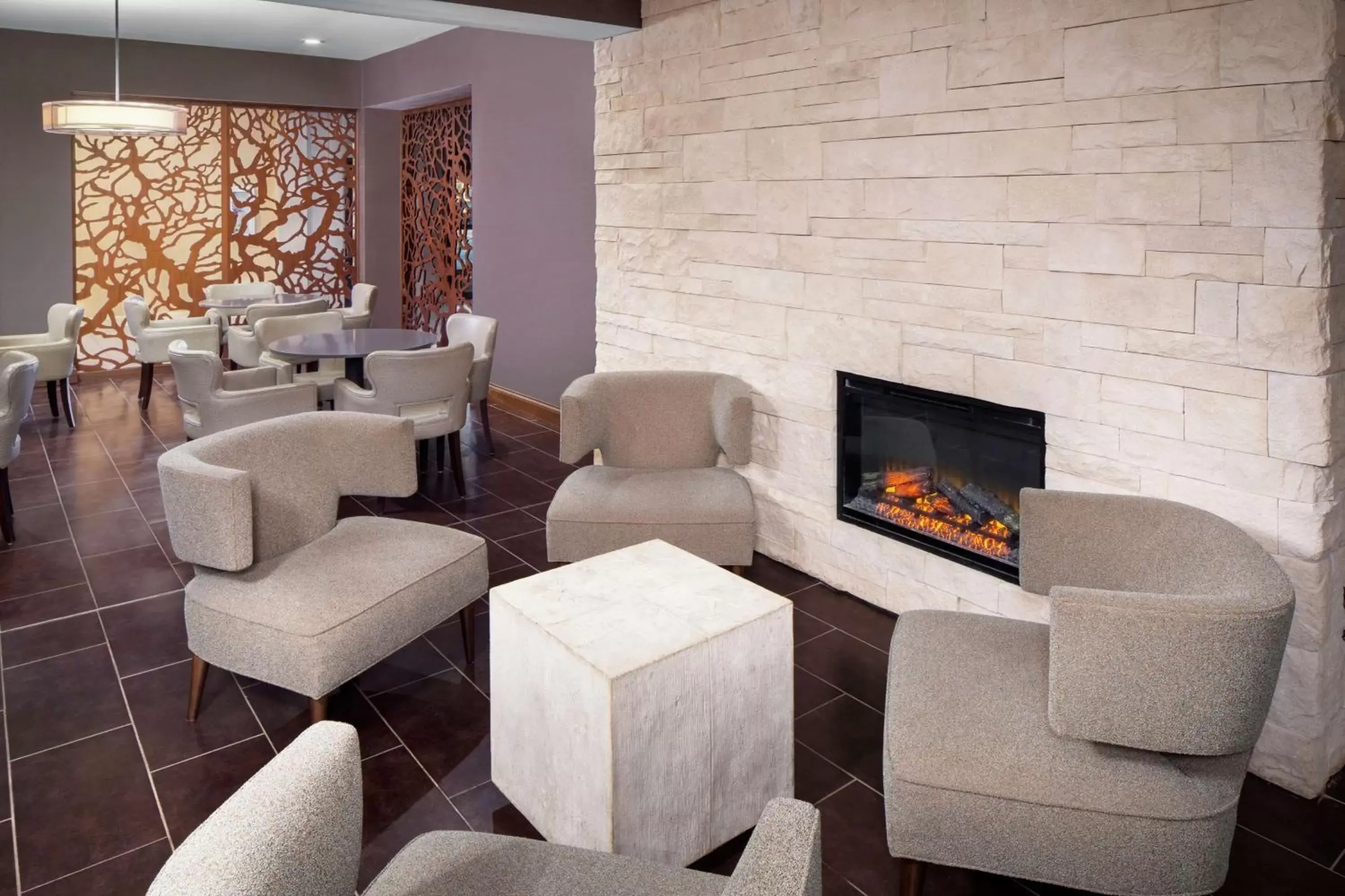 Lobby or reception, Lounge/Bar in DoubleTree by Hilton Cleveland – Westlake