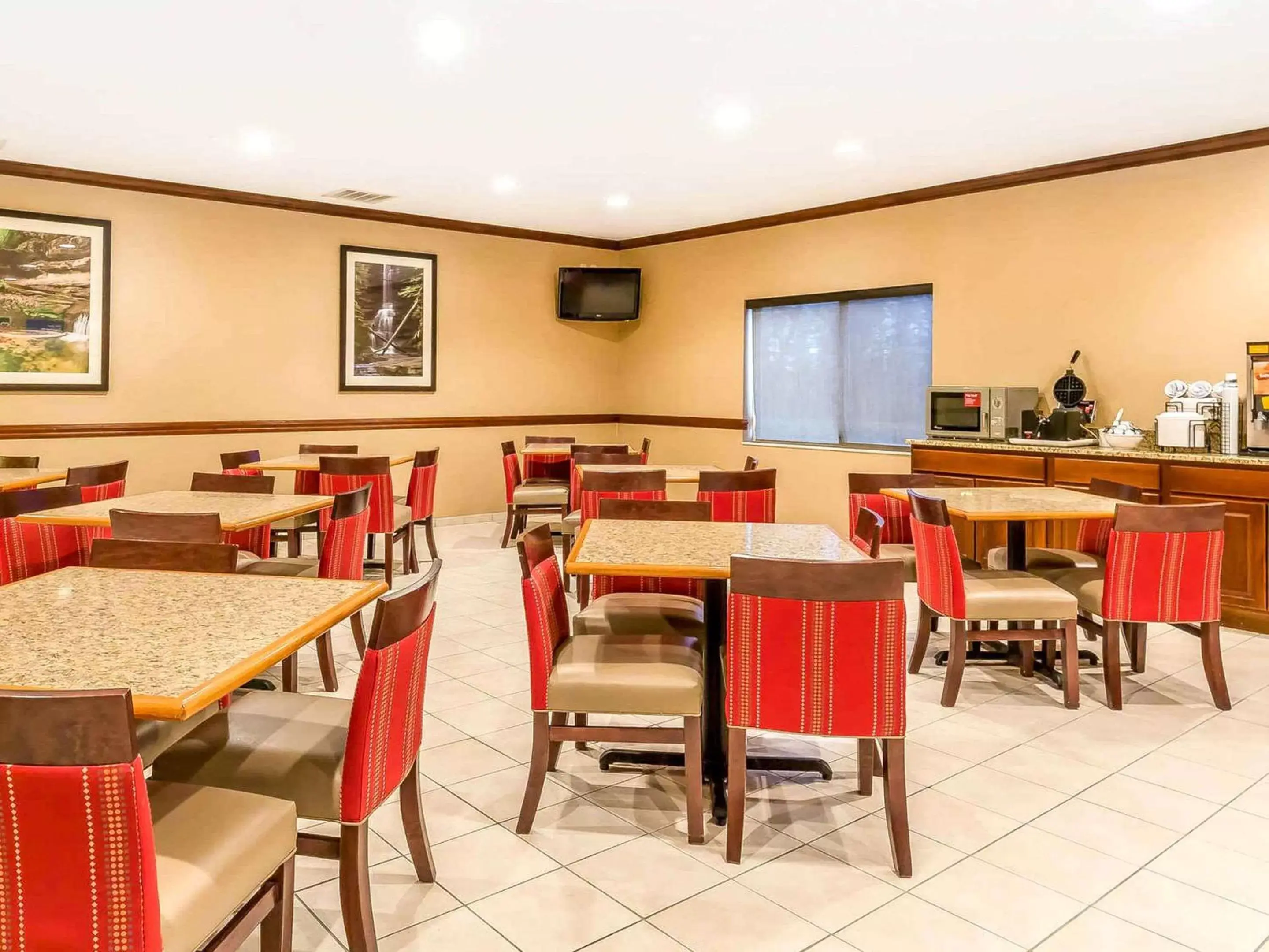 Restaurant/Places to Eat in Comfort Inn & Suites East Moline near I-80