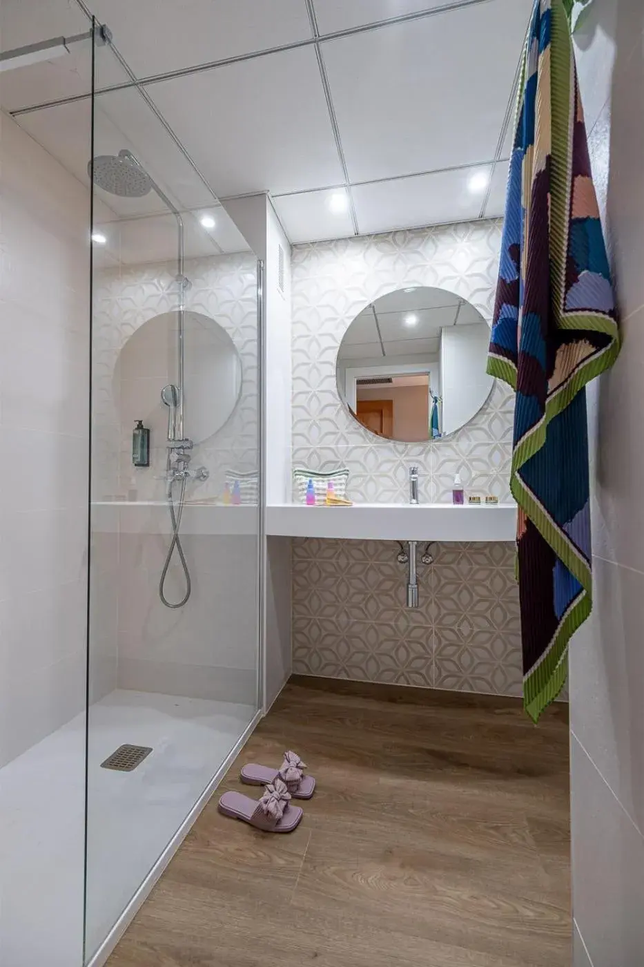 Shower, Bathroom in Hotel California Palace