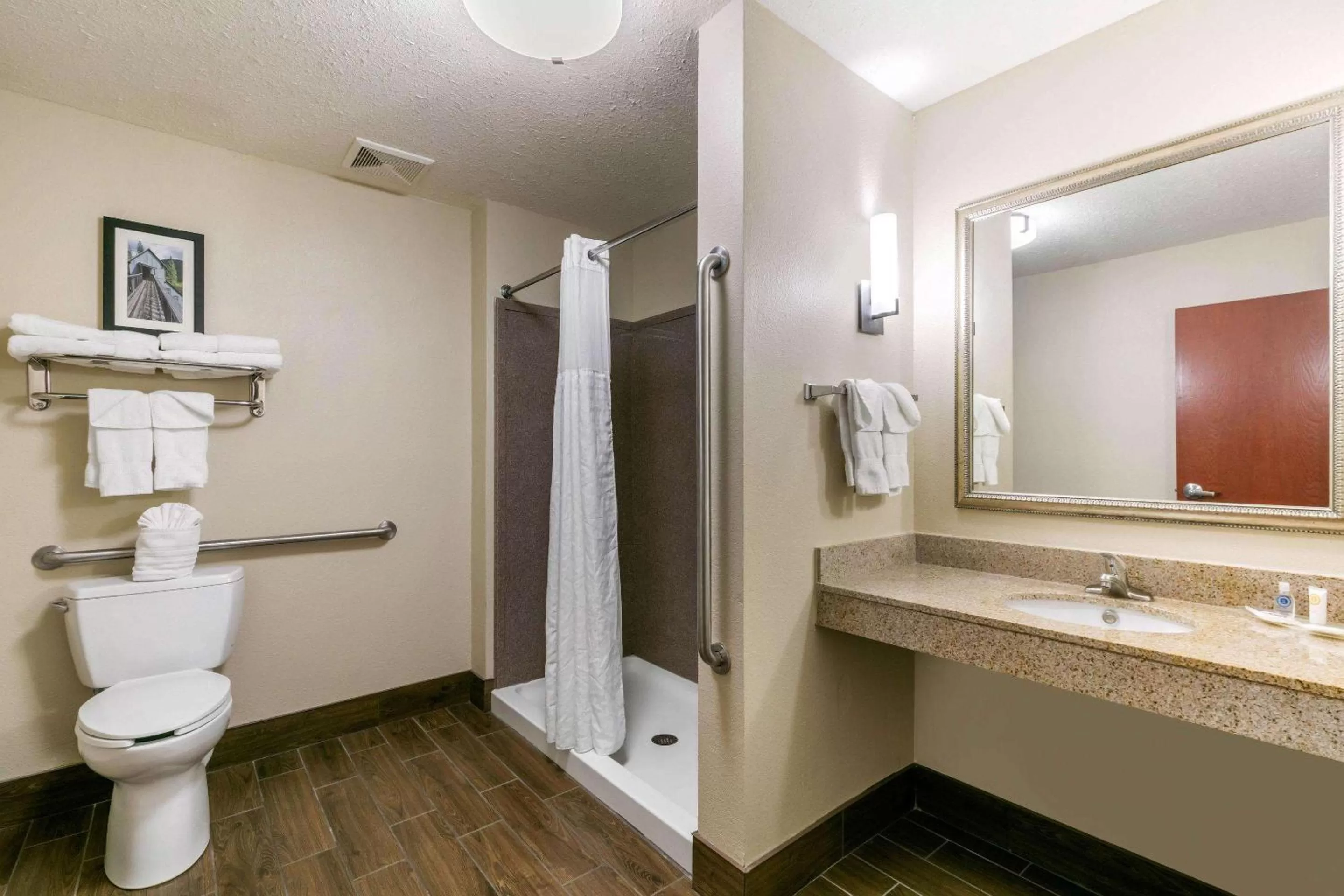 Bathroom in Comfort Suites Hopkinsville near Fort Campbell