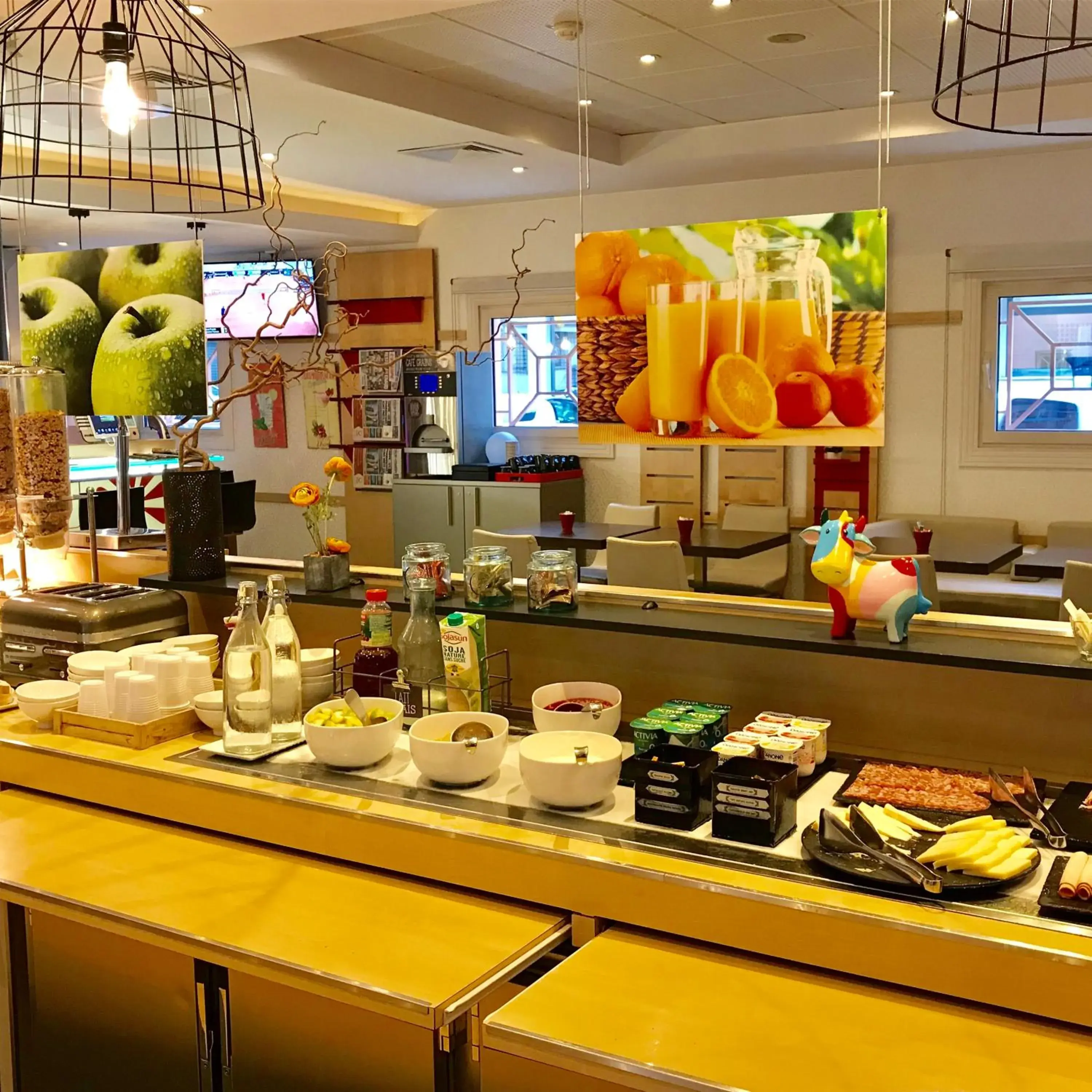 Buffet breakfast in easyHotel Nice Palais des Congrès – Old Town