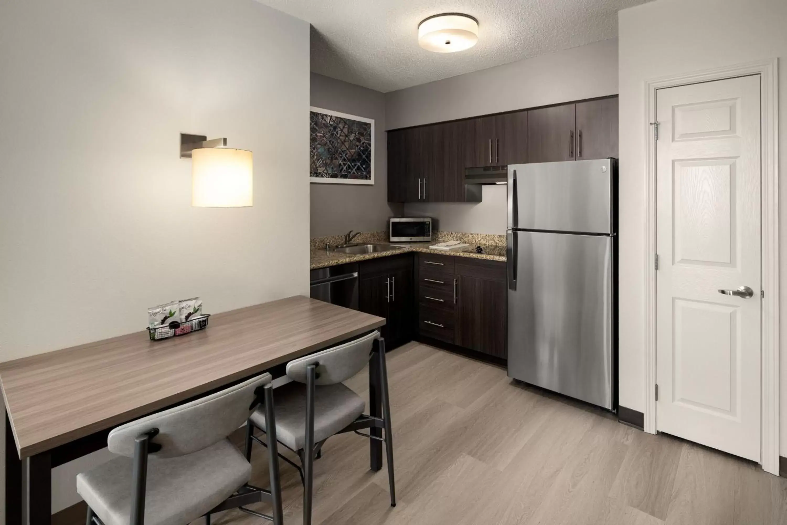 Bedroom, Kitchen/Kitchenette in Residence Inn Portland Downtown/RiverPlace