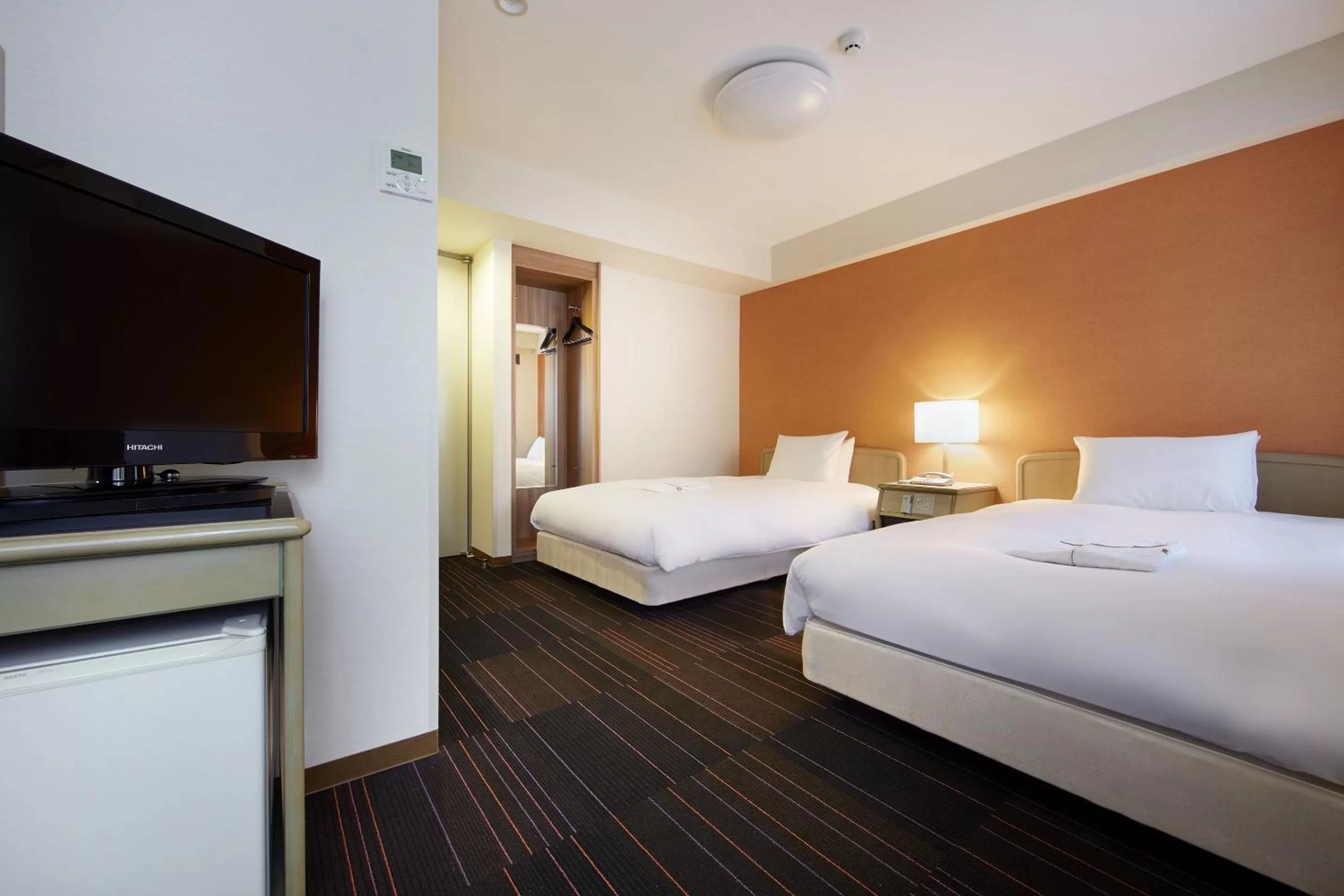 Photo of the whole room, Bed in the b suidobashi