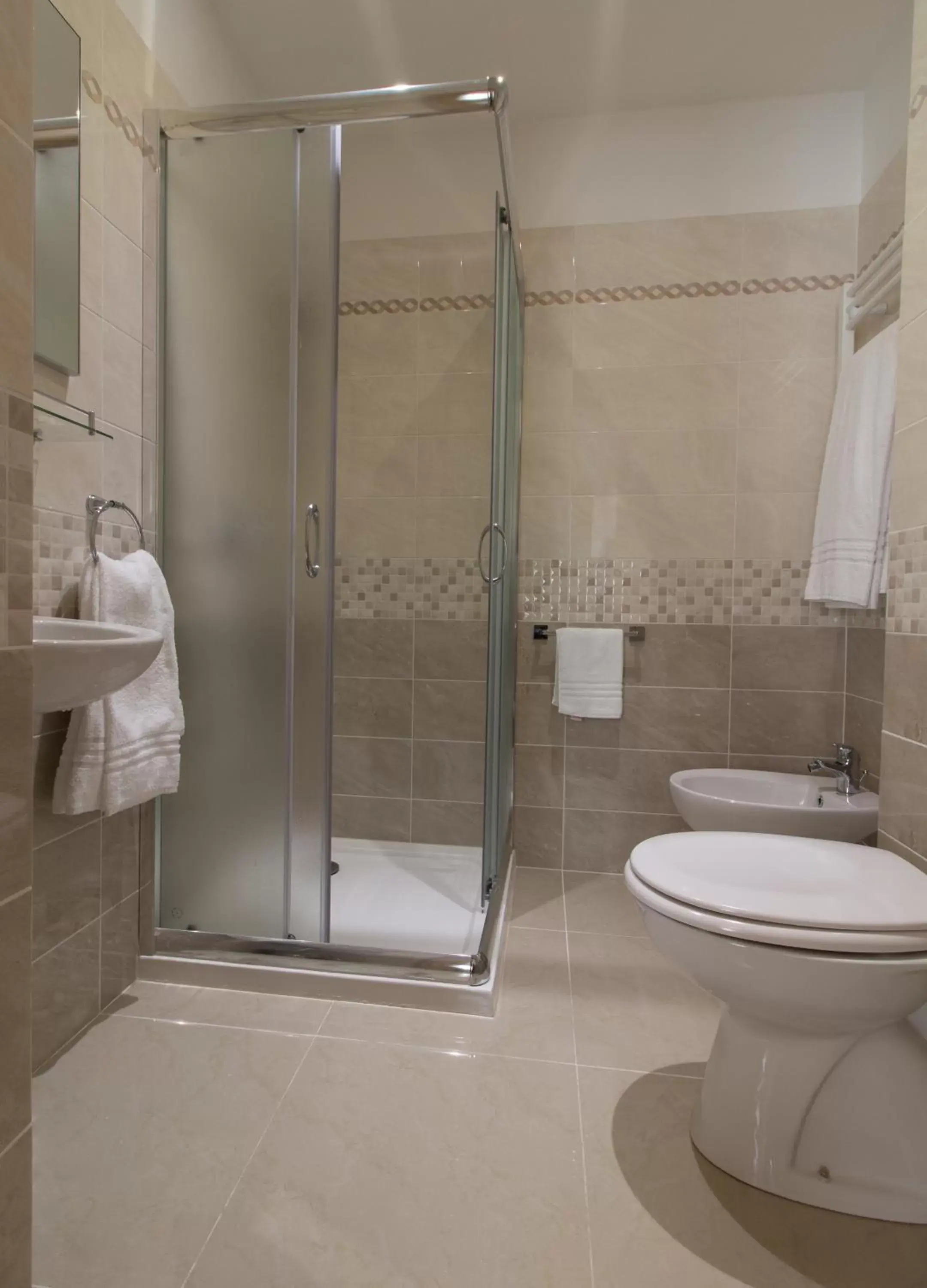 Shower, Bathroom in Hotel Aurora