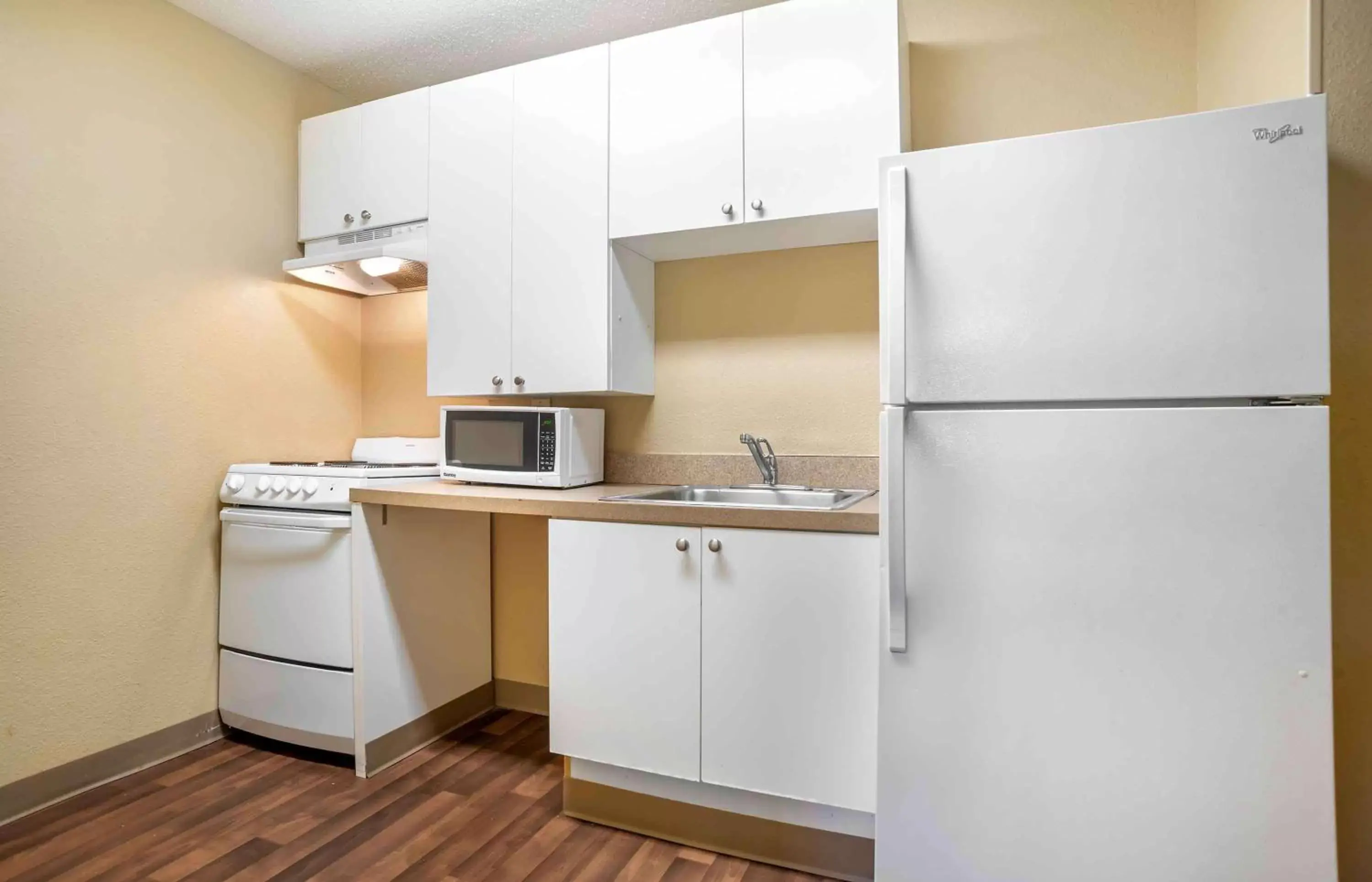 Bedroom, Kitchen/Kitchenette in Extended Stay America Suites - Jackson - Ridgeland