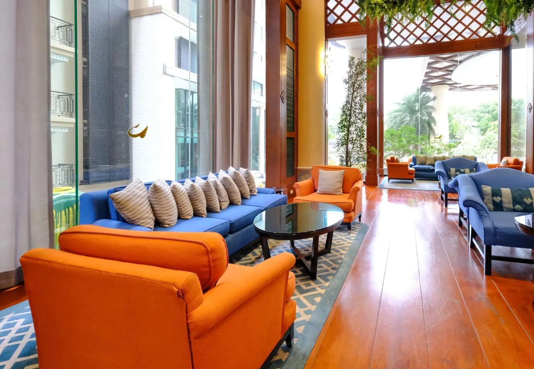 Lobby or reception, Lounge/Bar in Long Beach Garden Hotel & Pavilions