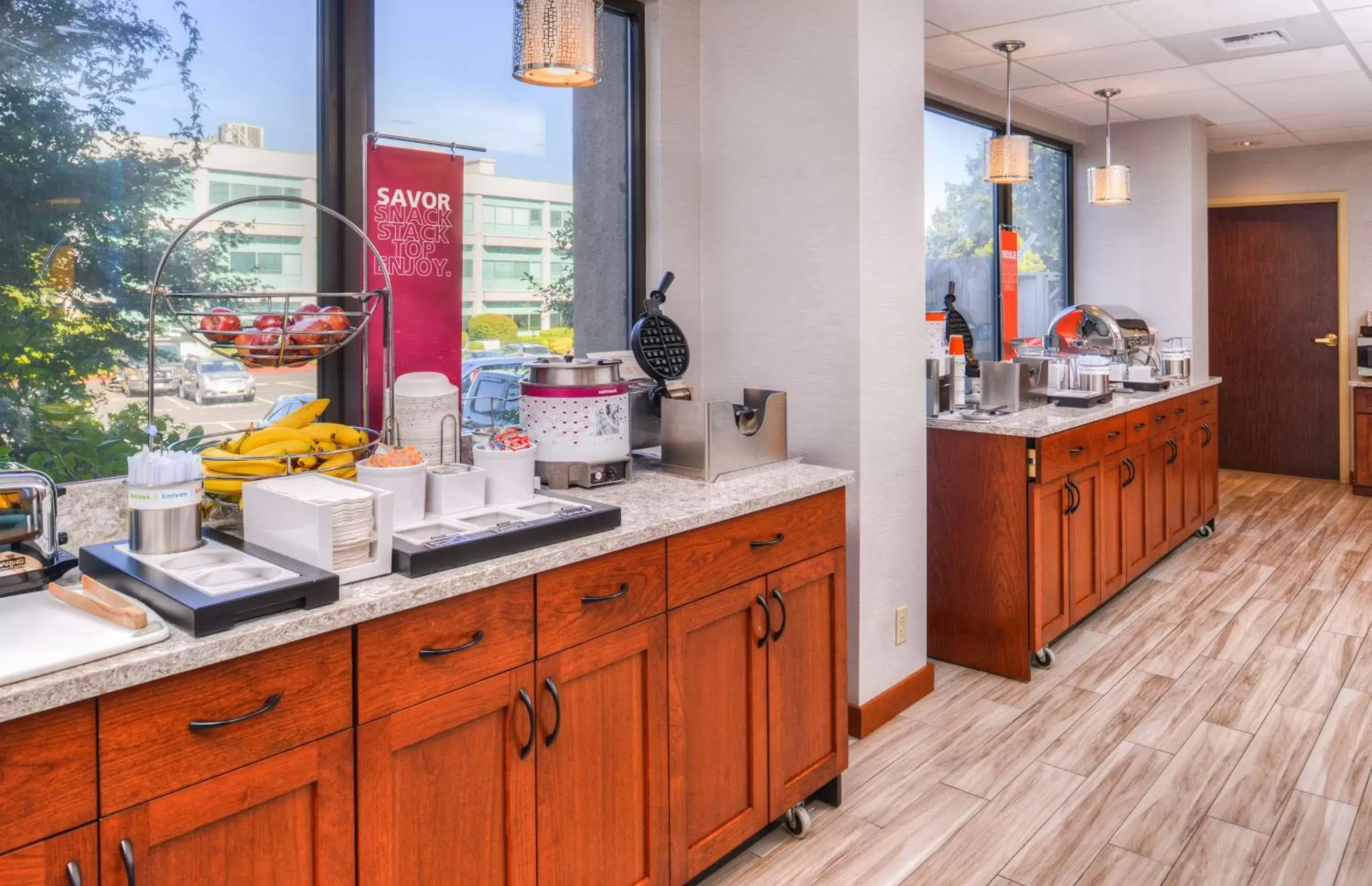 Dining area, Kitchen/Kitchenette in Hampton Inn Seattle Airport