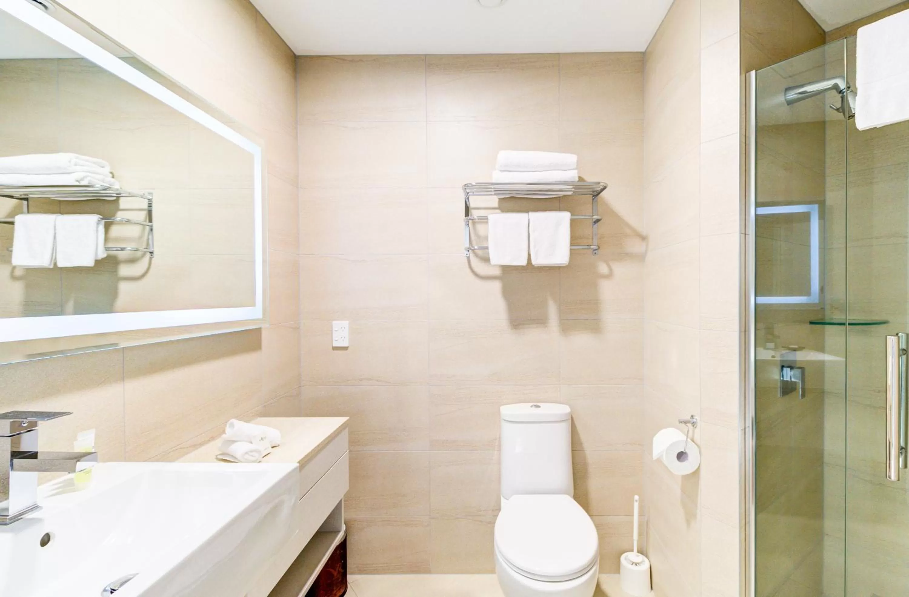 Toilet in VR Queen Street Hotel & Suites