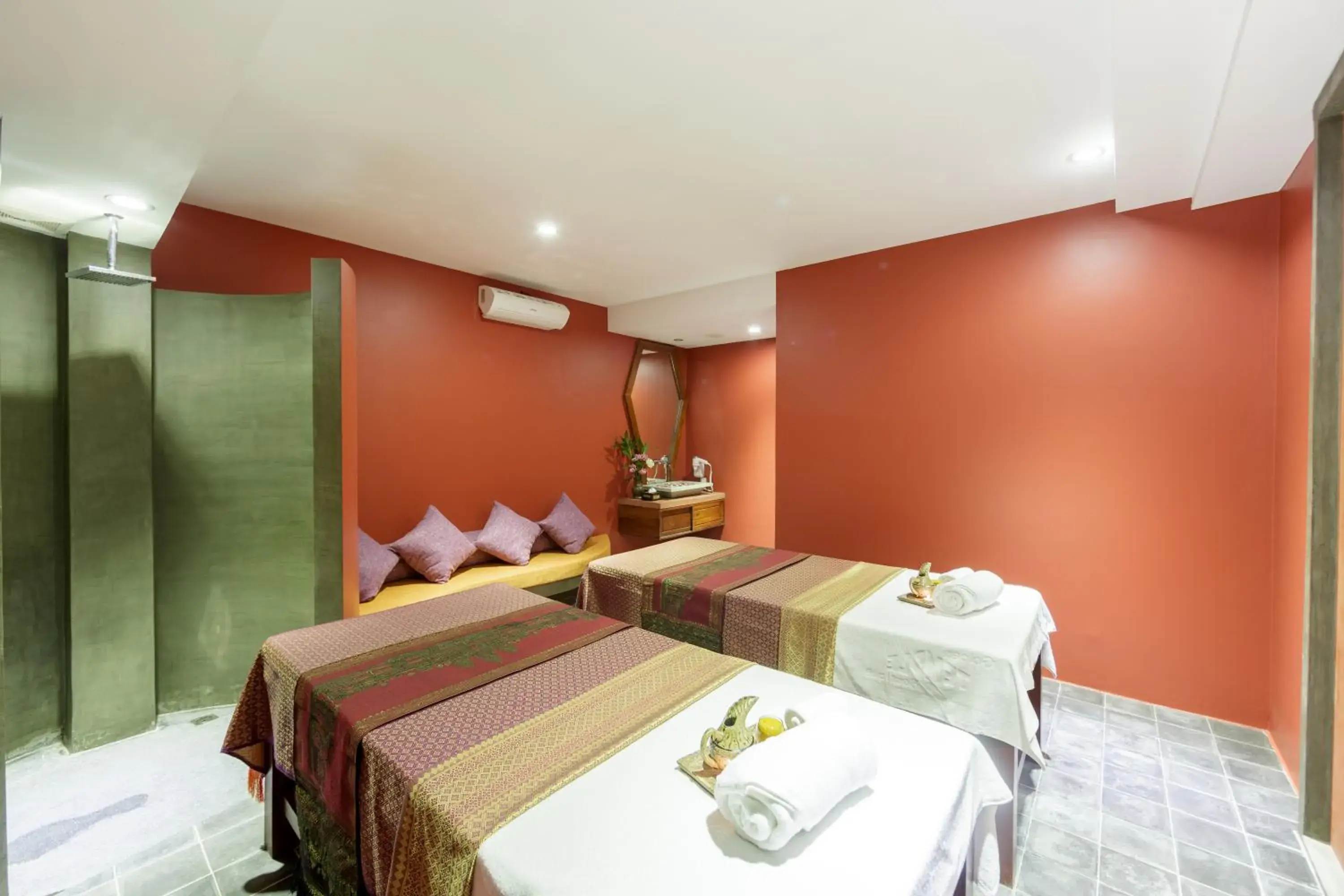 Massage, Bed in Golden Temple Boutique