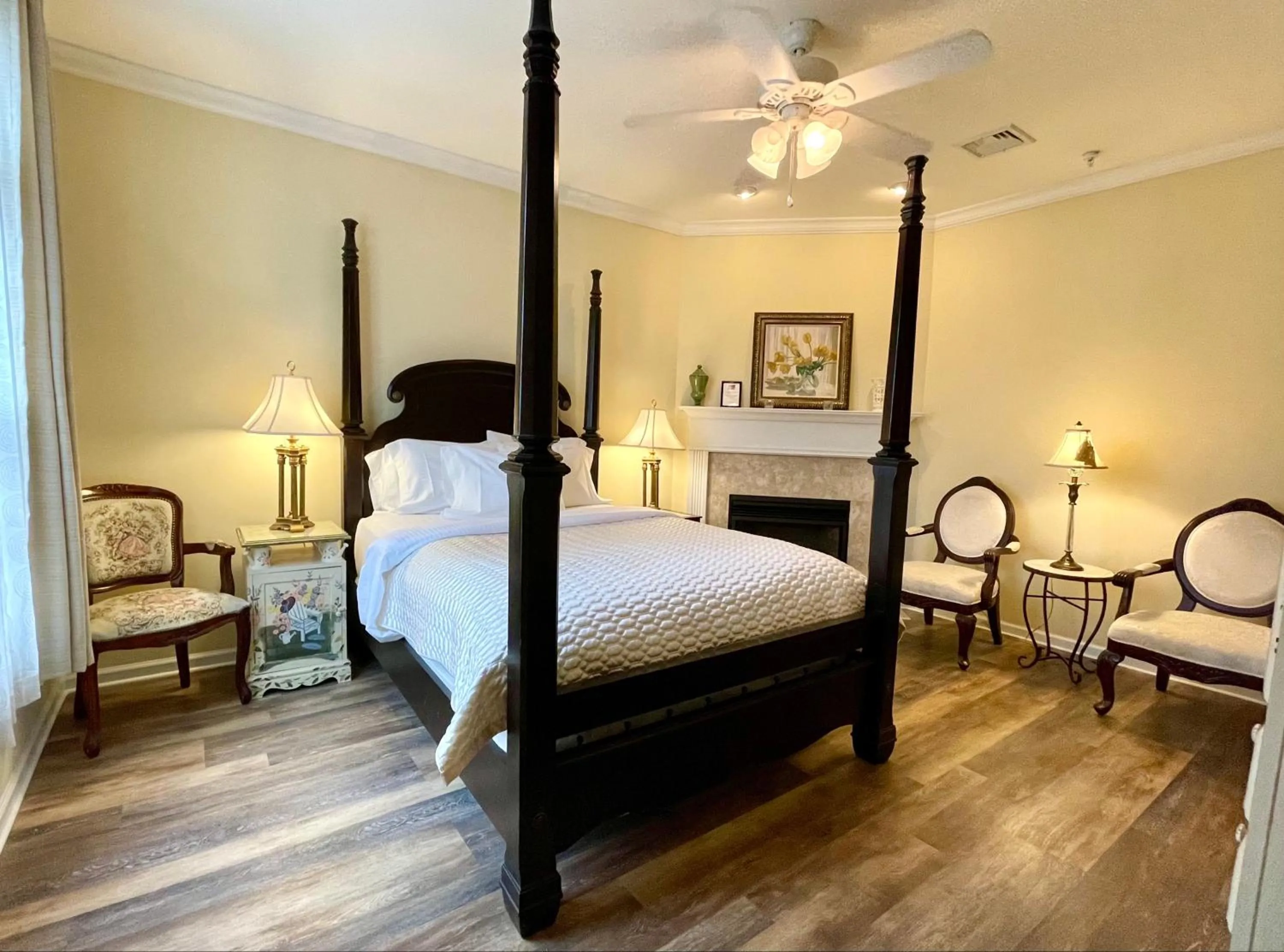 Bed in Inn on Main Hotel