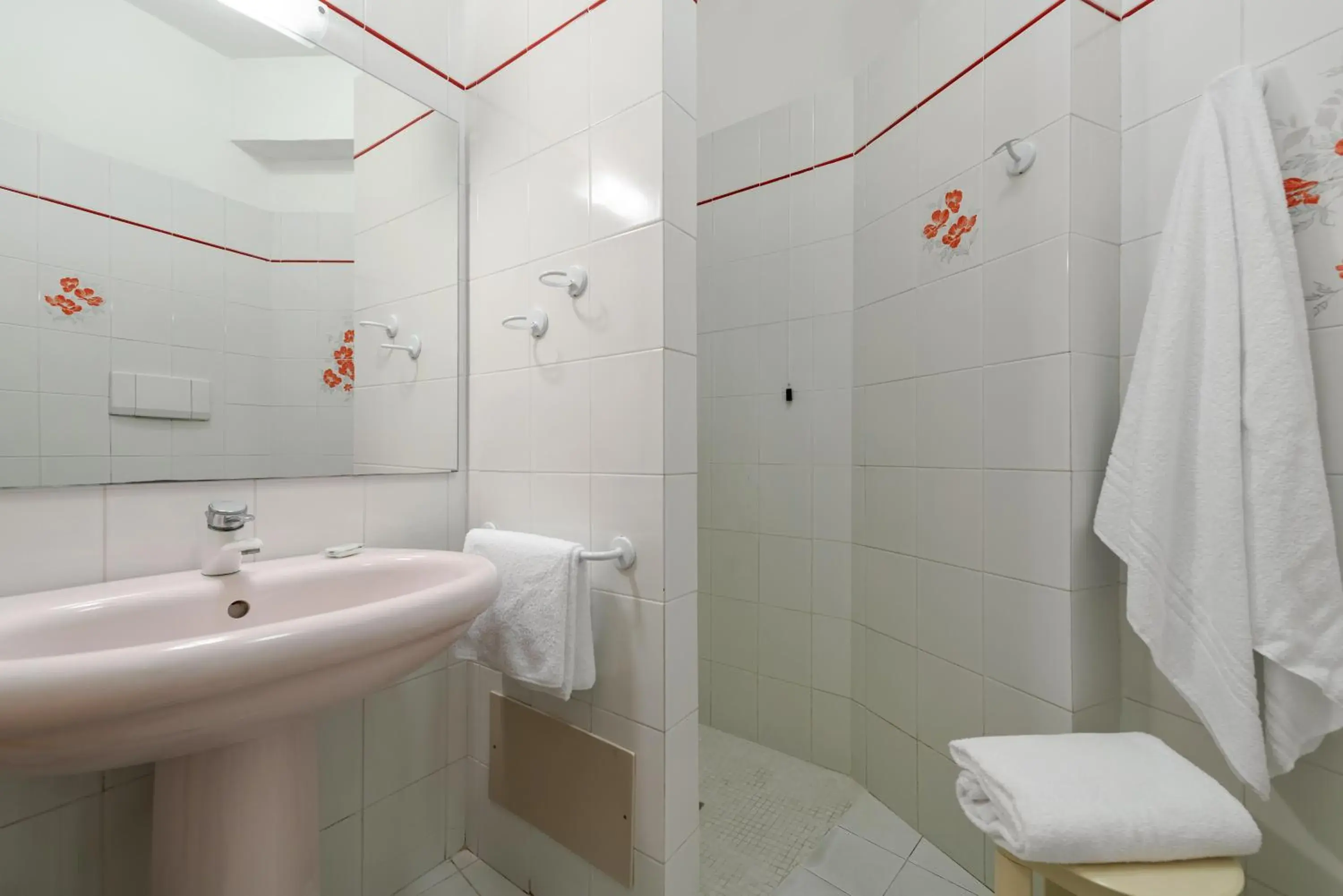 Shower, Bathroom in Hotel Marco Polo