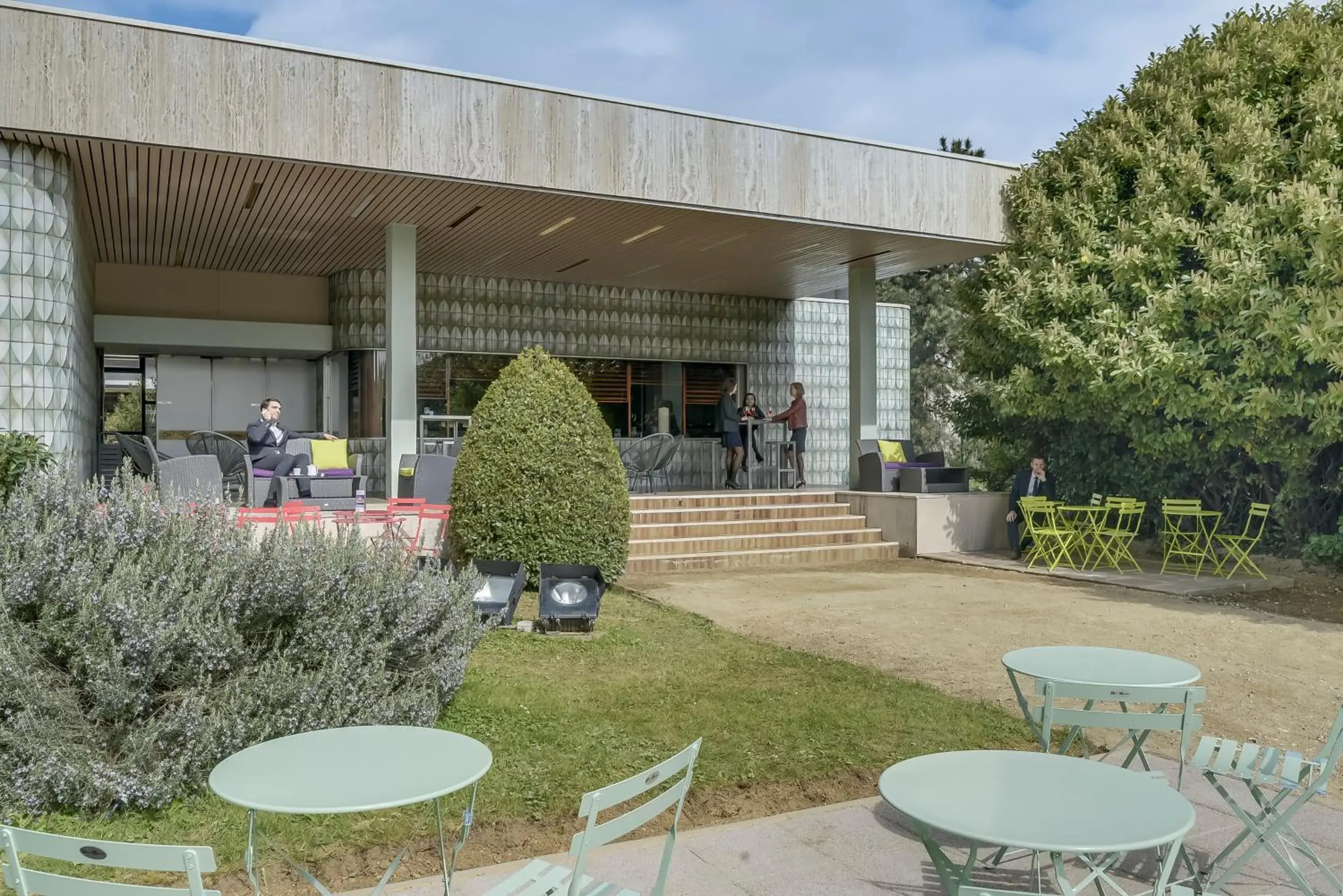 Patio, Property Building in Hotel Mercure Paris Orly Rungis