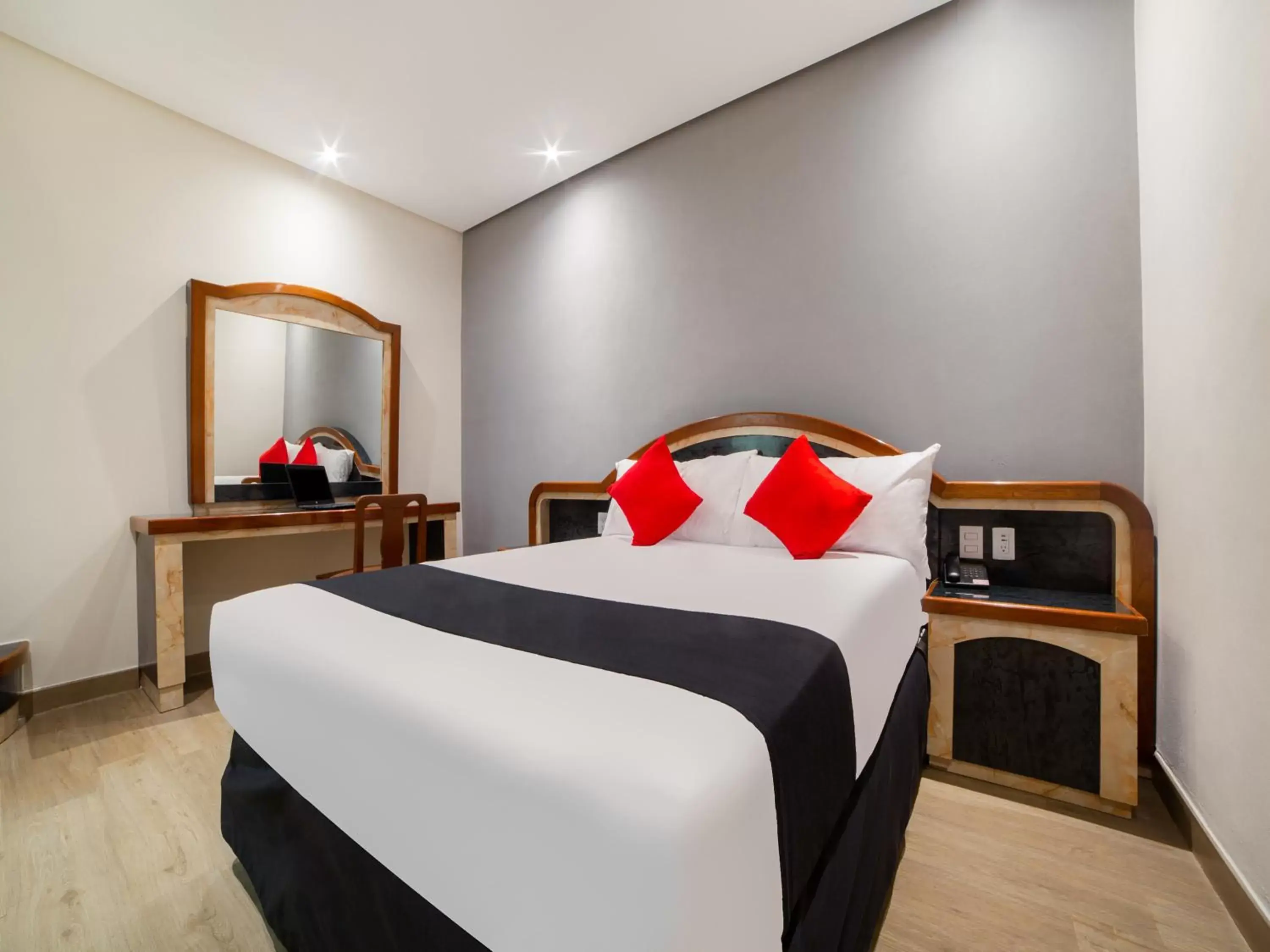 Bedroom, Bed in Hotel Monarca