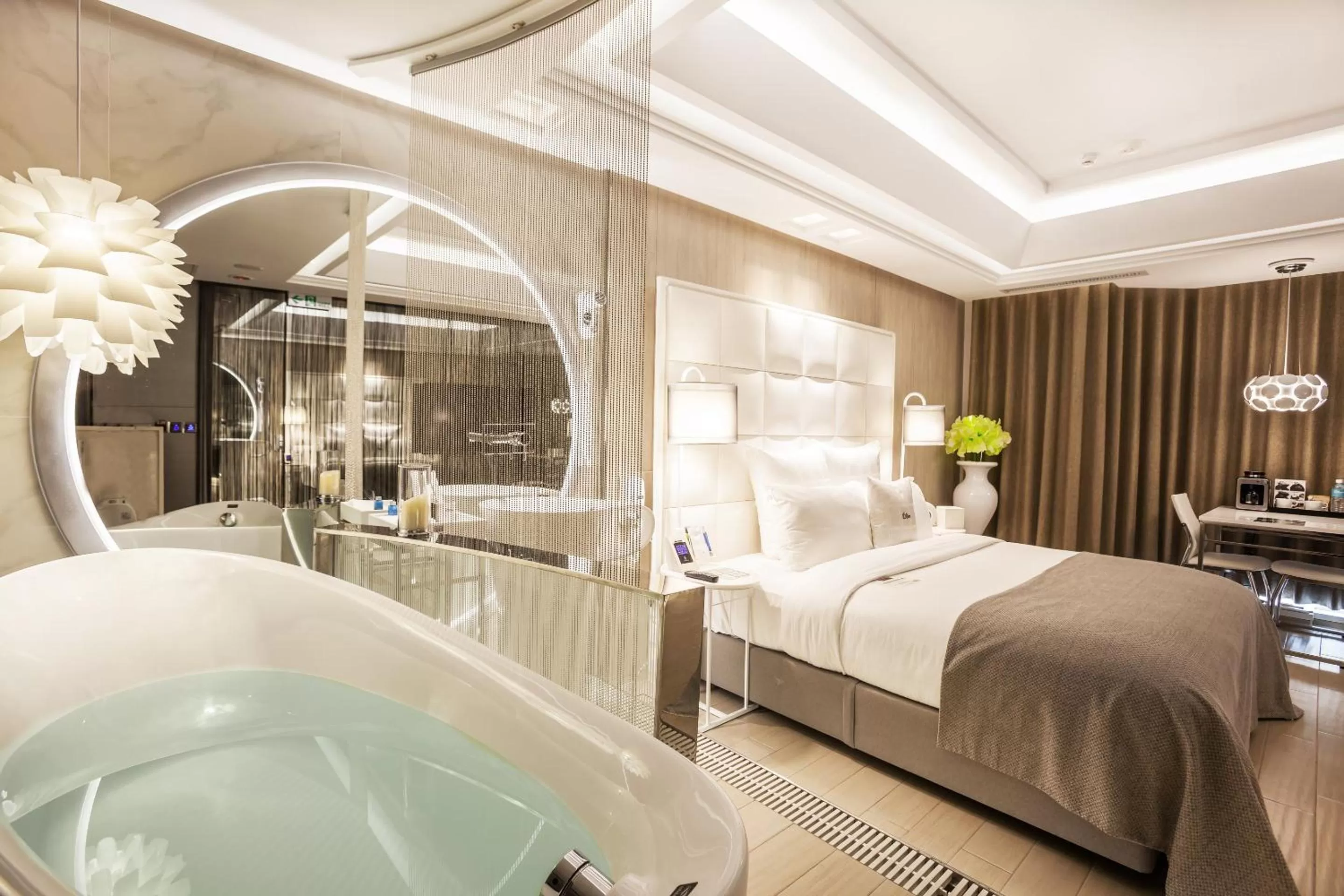 Bathroom, Bed in Six Star Motel-Taoyuan