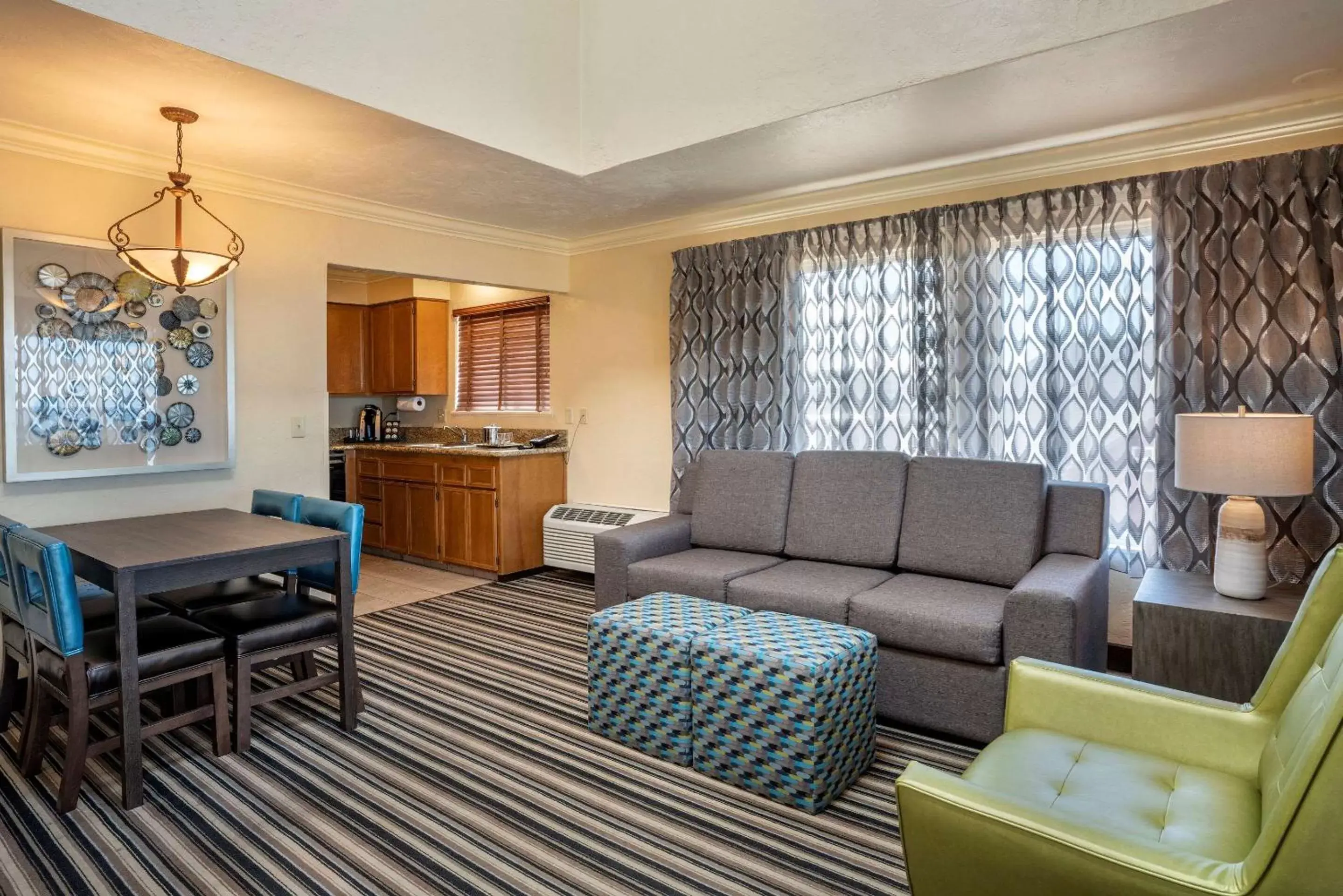 Kitchen or kitchenette, Seating Area in Lincoln Sands Oceanfront Resort, Ascend Hotel Collection