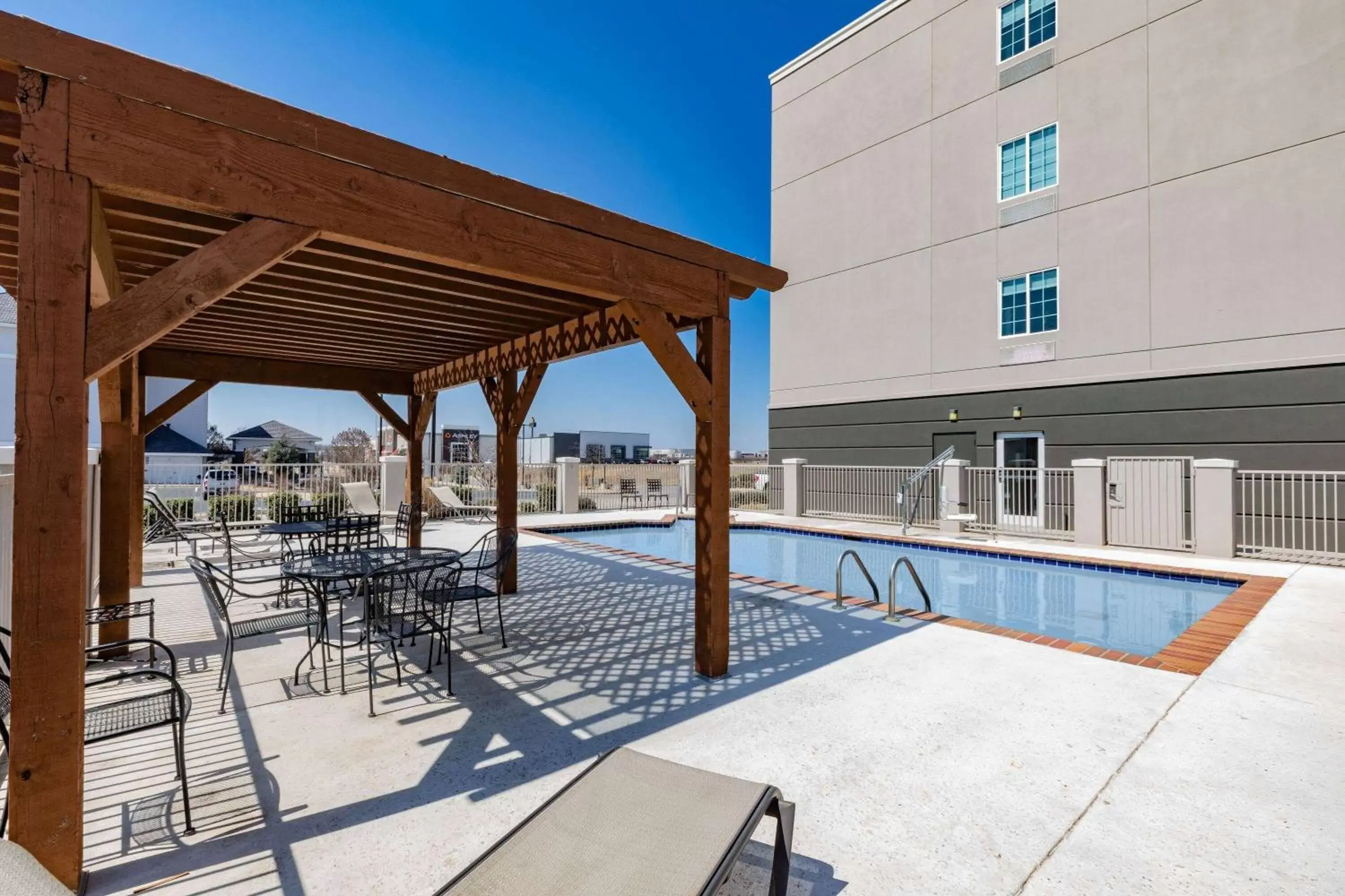 Pool view in La Quinta Inn & Suites by Wyndham Ardmore Pool view in La Quinta Inn & Suites by Wyndham Ardmore