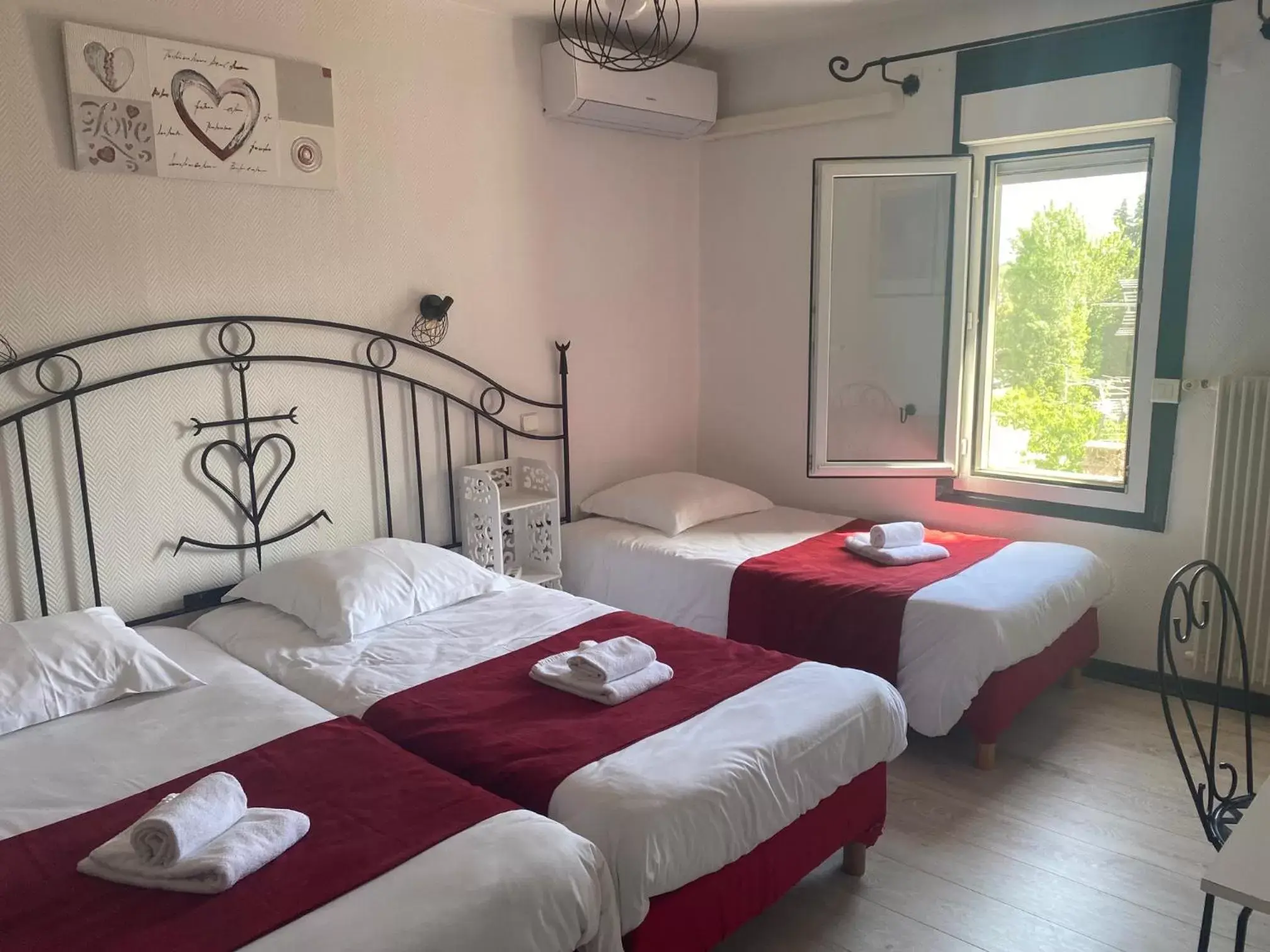 Photo of the whole room, Bed in Hostellerie De La Source