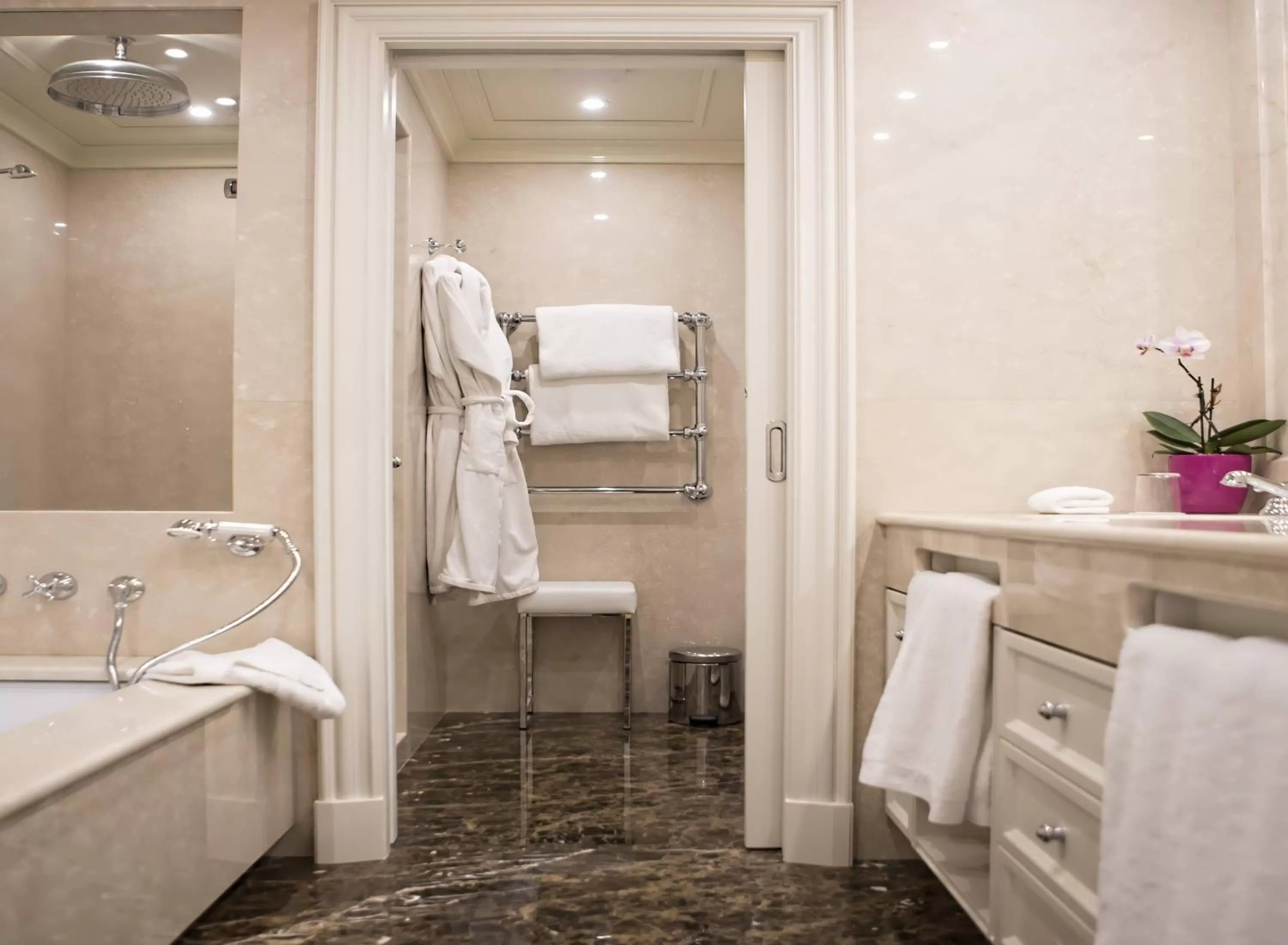 Bathroom in Parco dei Principi Grand Hotel & SPA