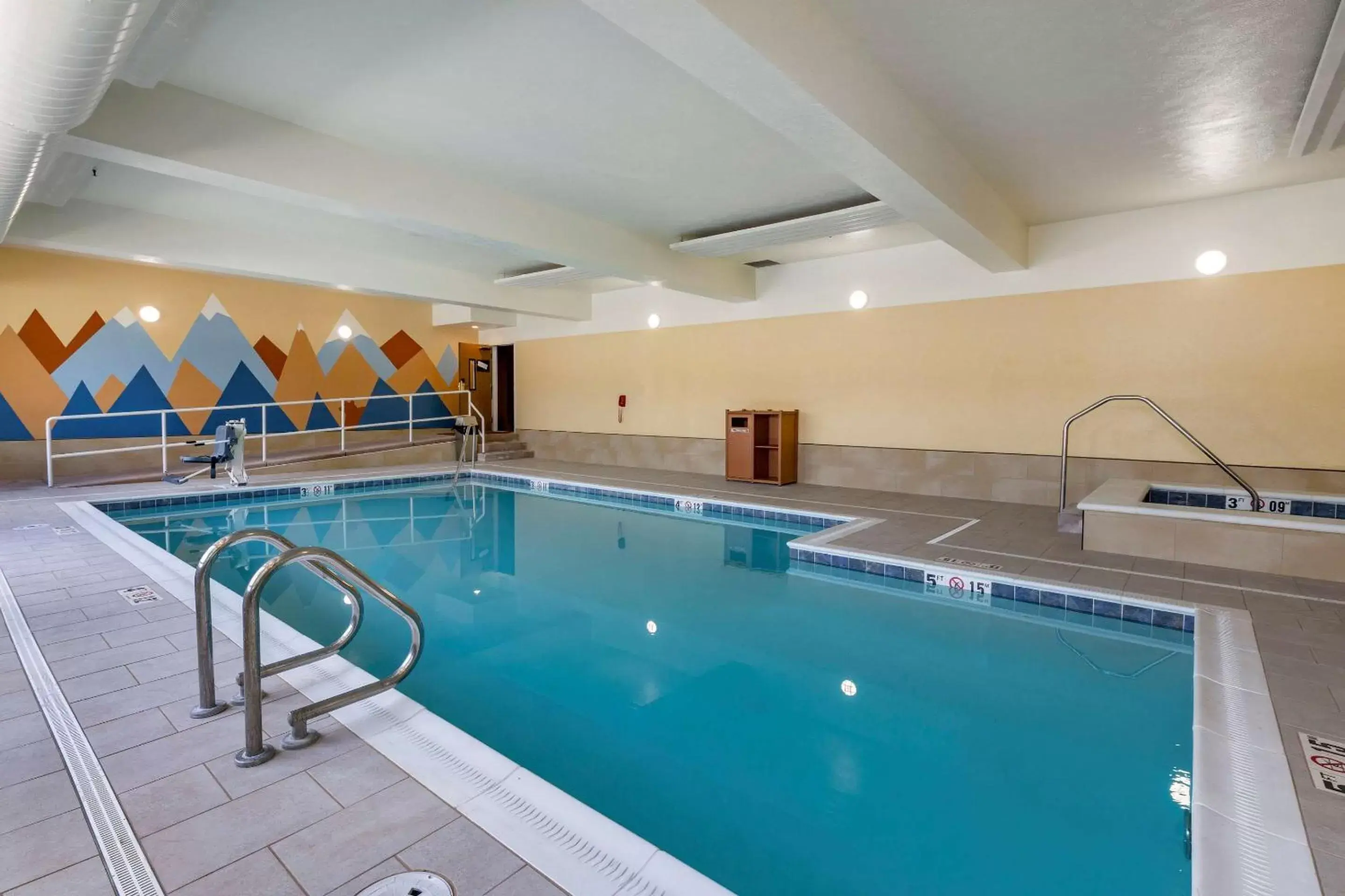 Swimming Pool in Comfort Inn