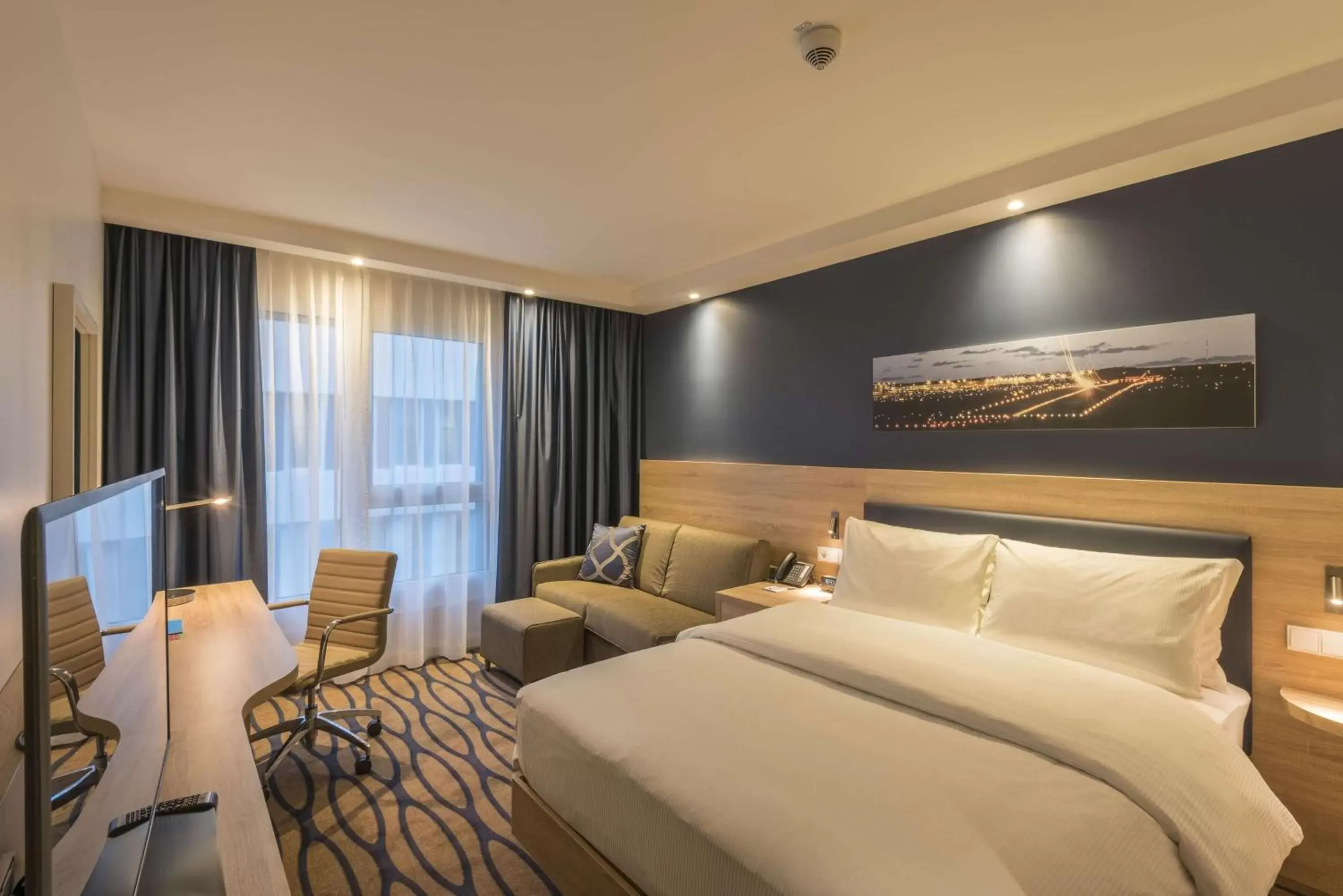 Bedroom, Bed in Hampton By Hilton Frankfurt Airport