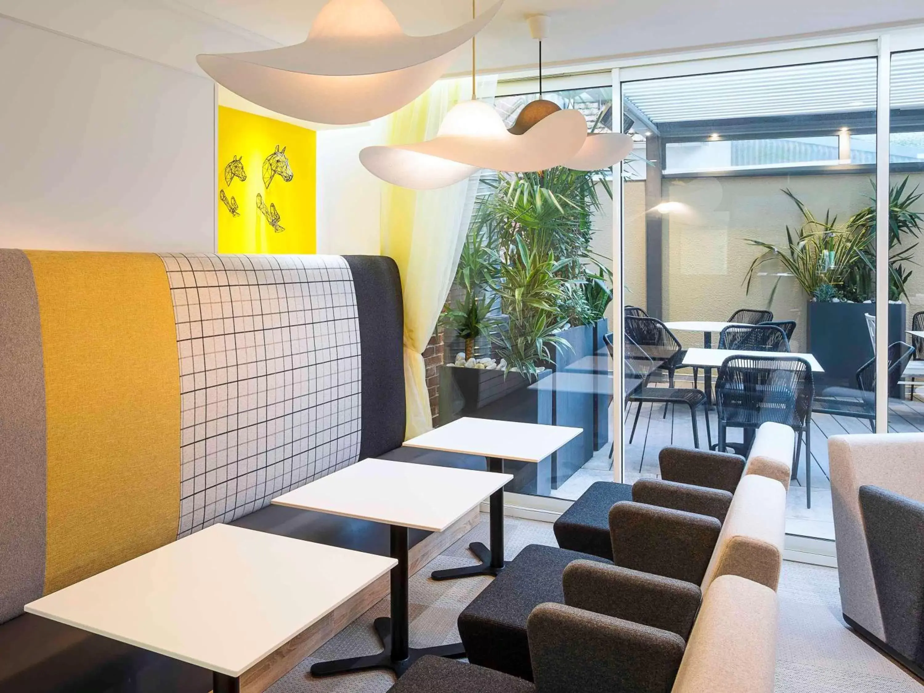 Lounge or bar in ibis Styles Deauville Centre