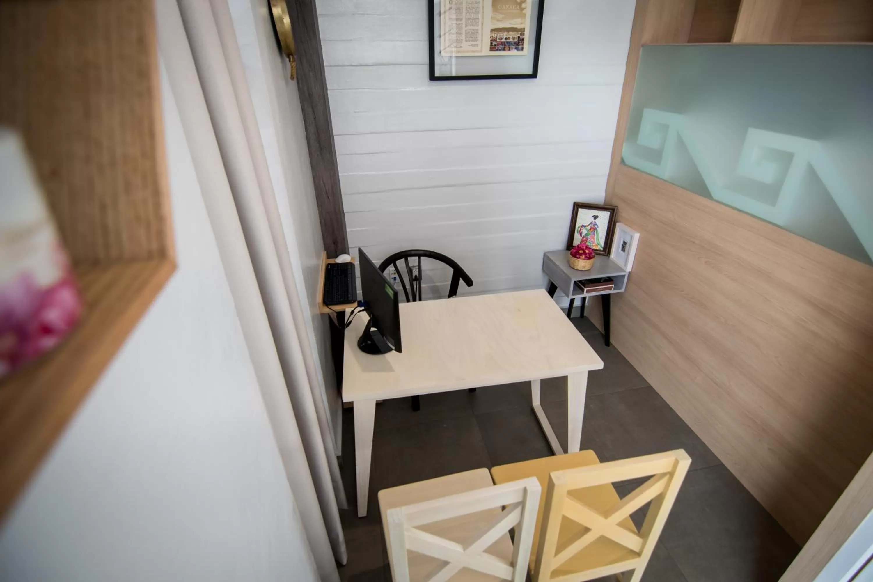 Business facilities in Maria Ines Hotel Suite