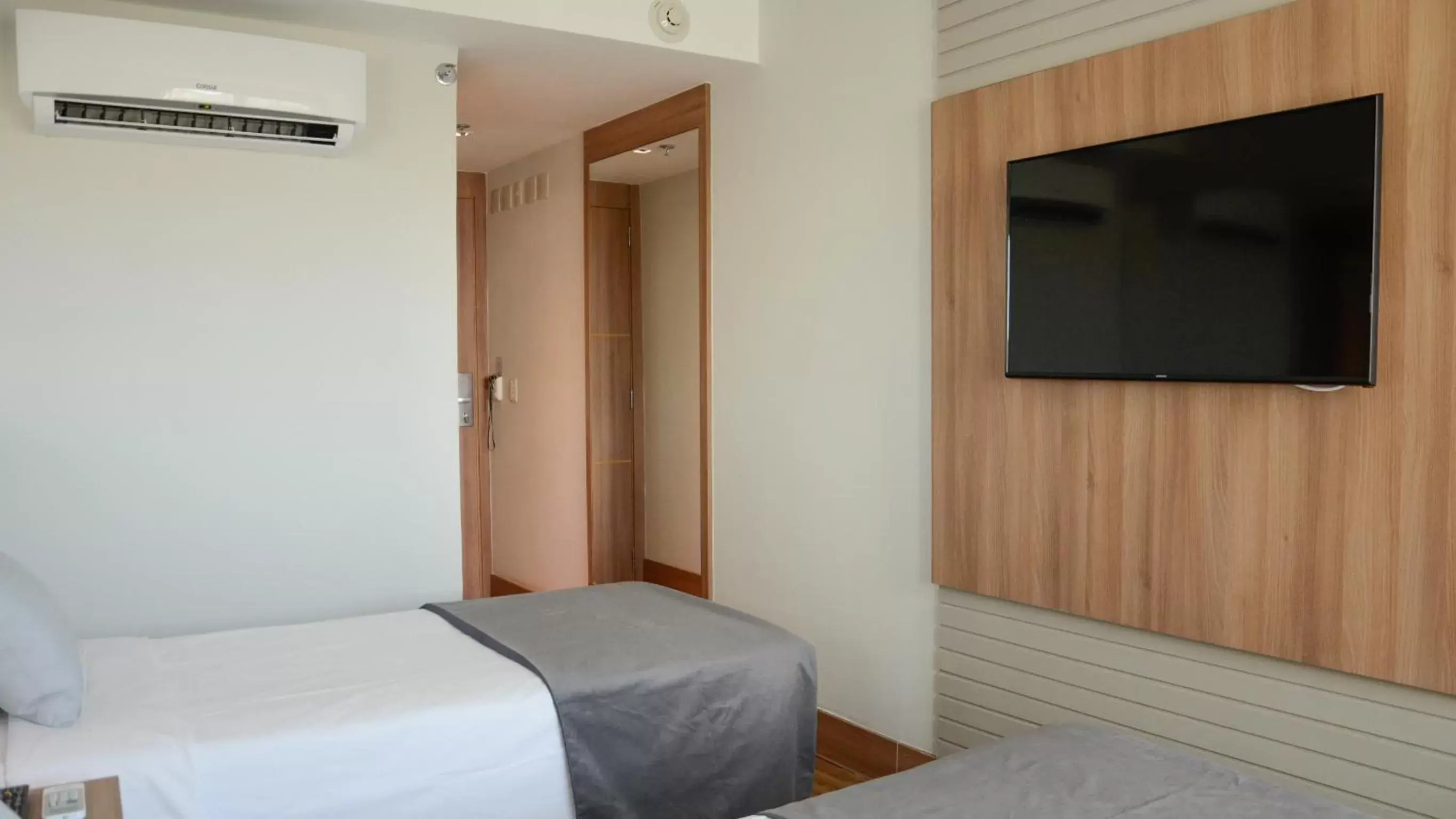 Bedroom, TV/Entertainment Center in Hotel Atlântico Travel Copacabana