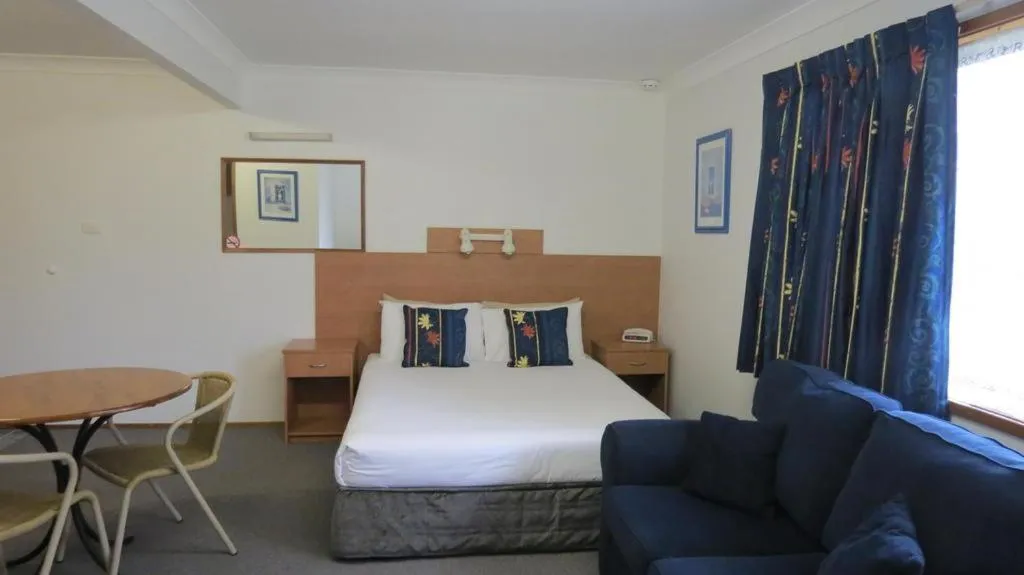 Bed in Bridge View Motel