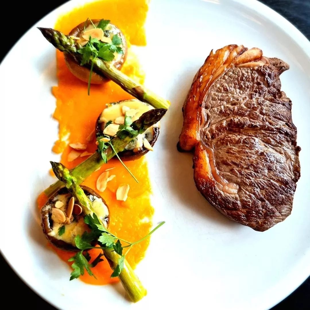 Restaurant/places to eat in Academy Plaza Hotel