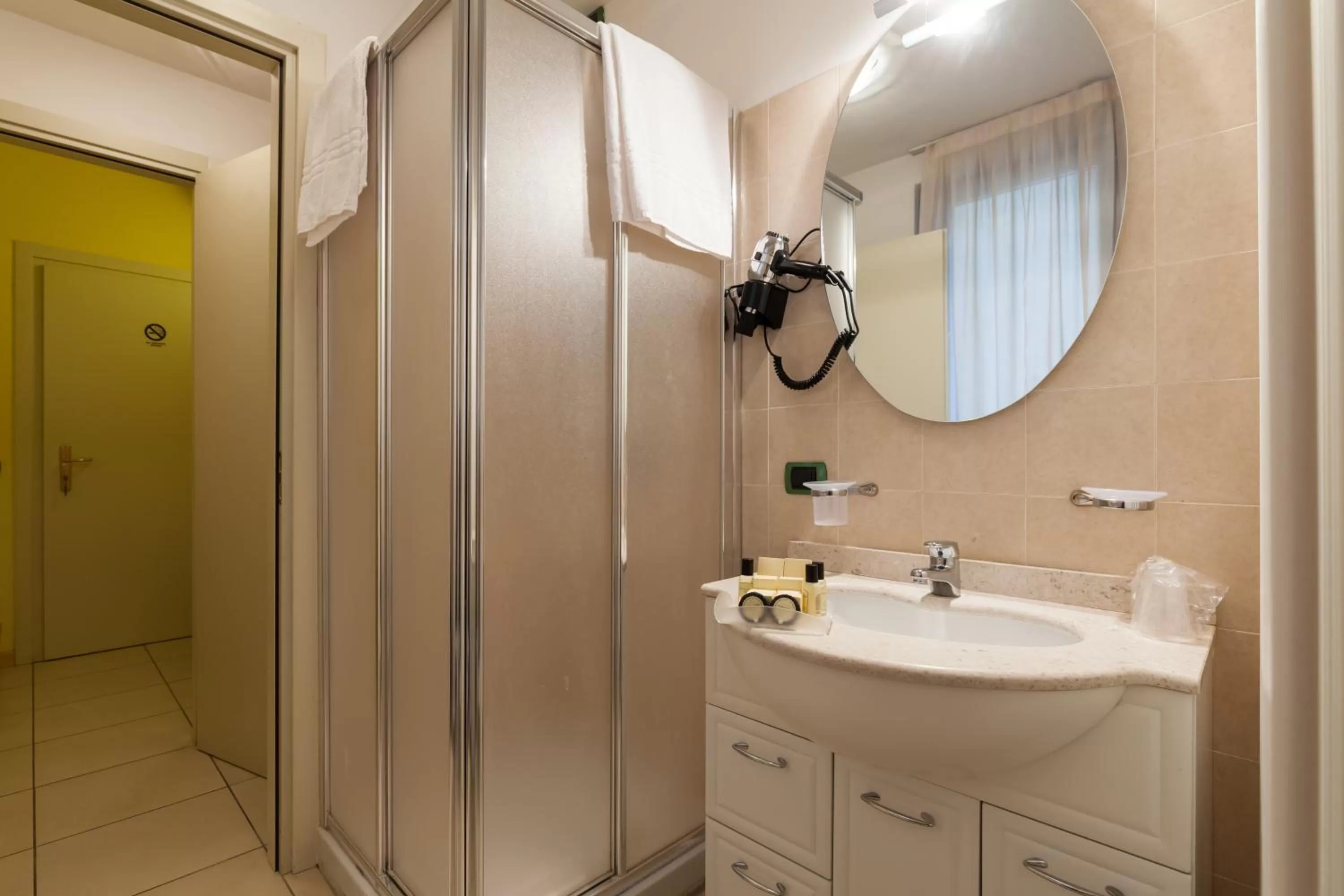 Shower in Hotel Lovere Resort & Spa