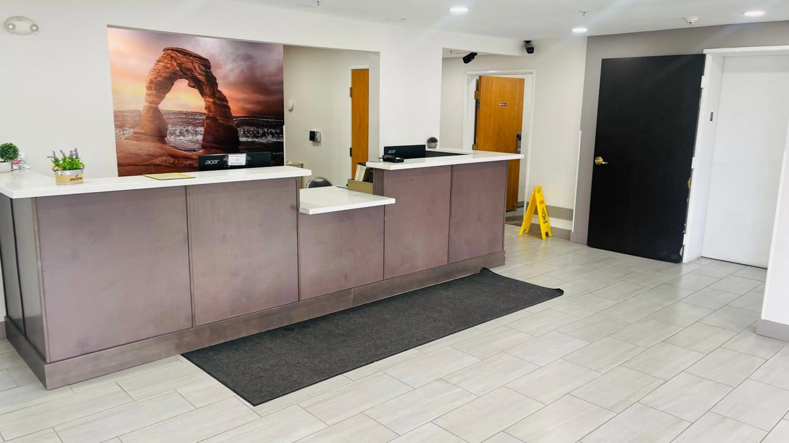 Lobby or reception in Royal Inn Midvale