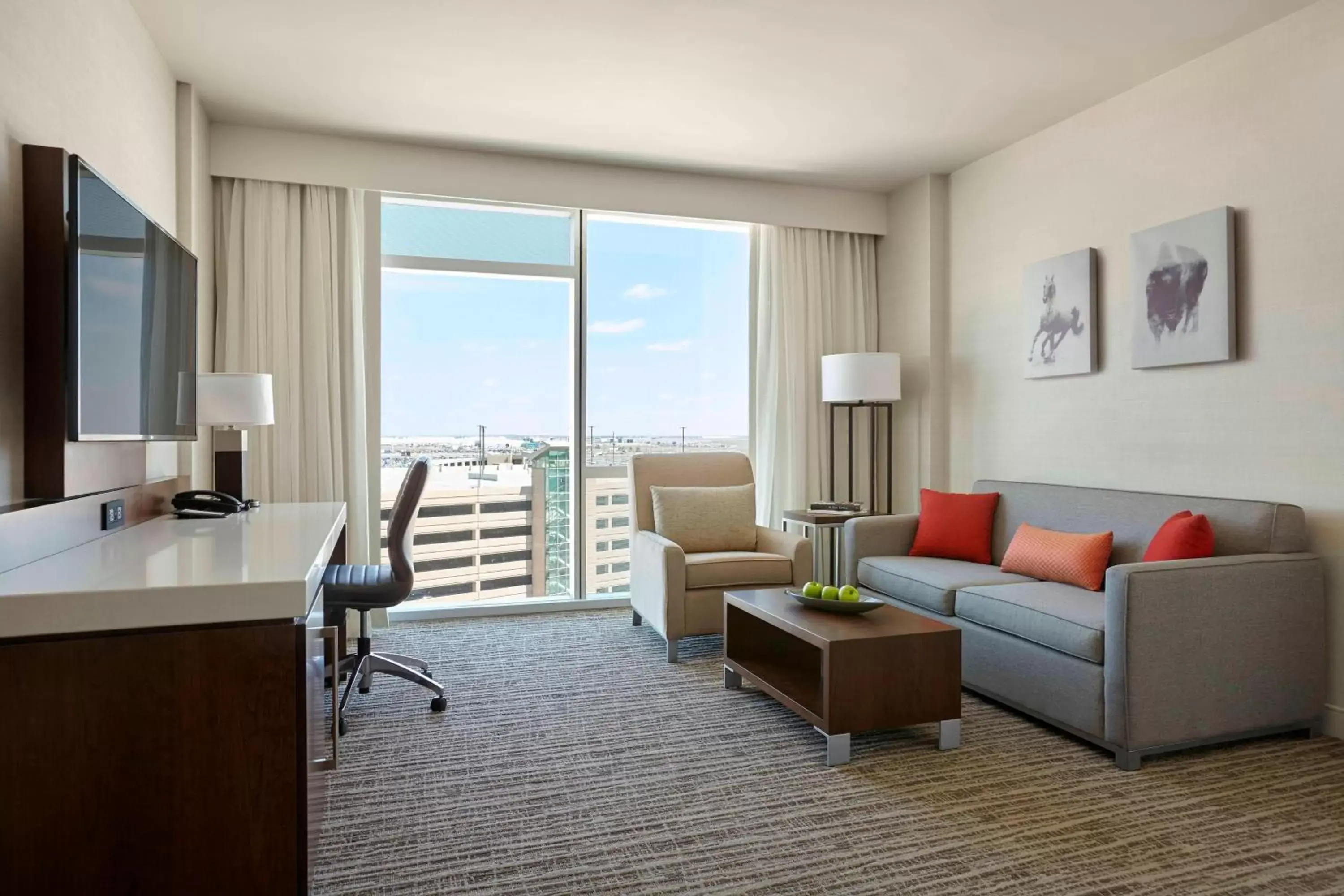 Bedroom, Seating Area in Calgary Airport Marriott In-Terminal Hotel