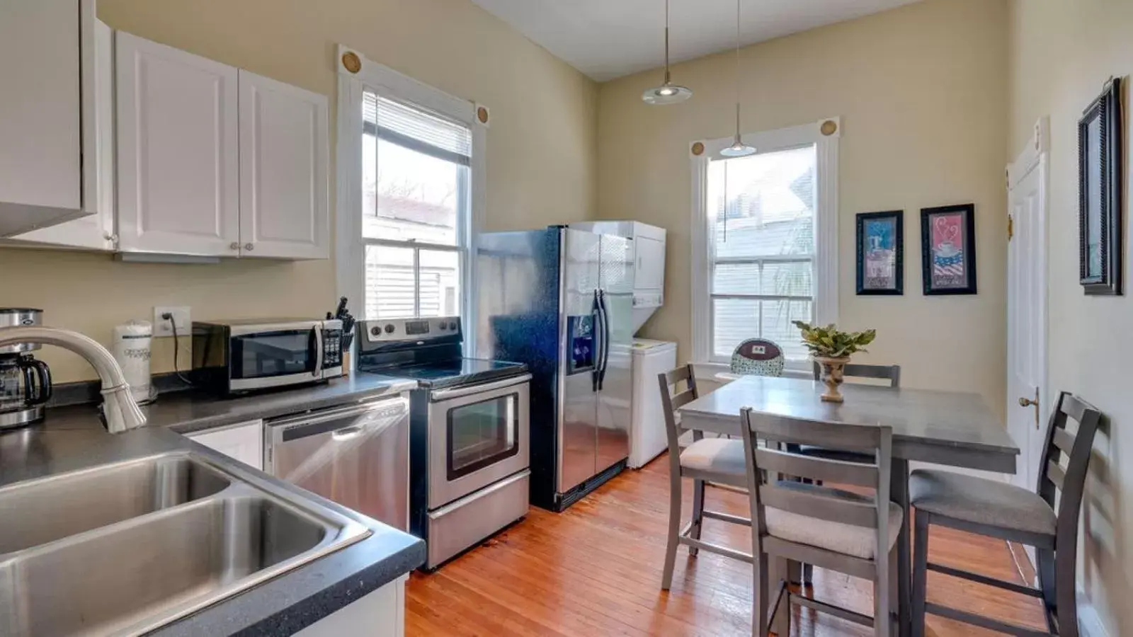 Kitchen/Kitchenette in Forsyth Park 2 Bedroom Beauty