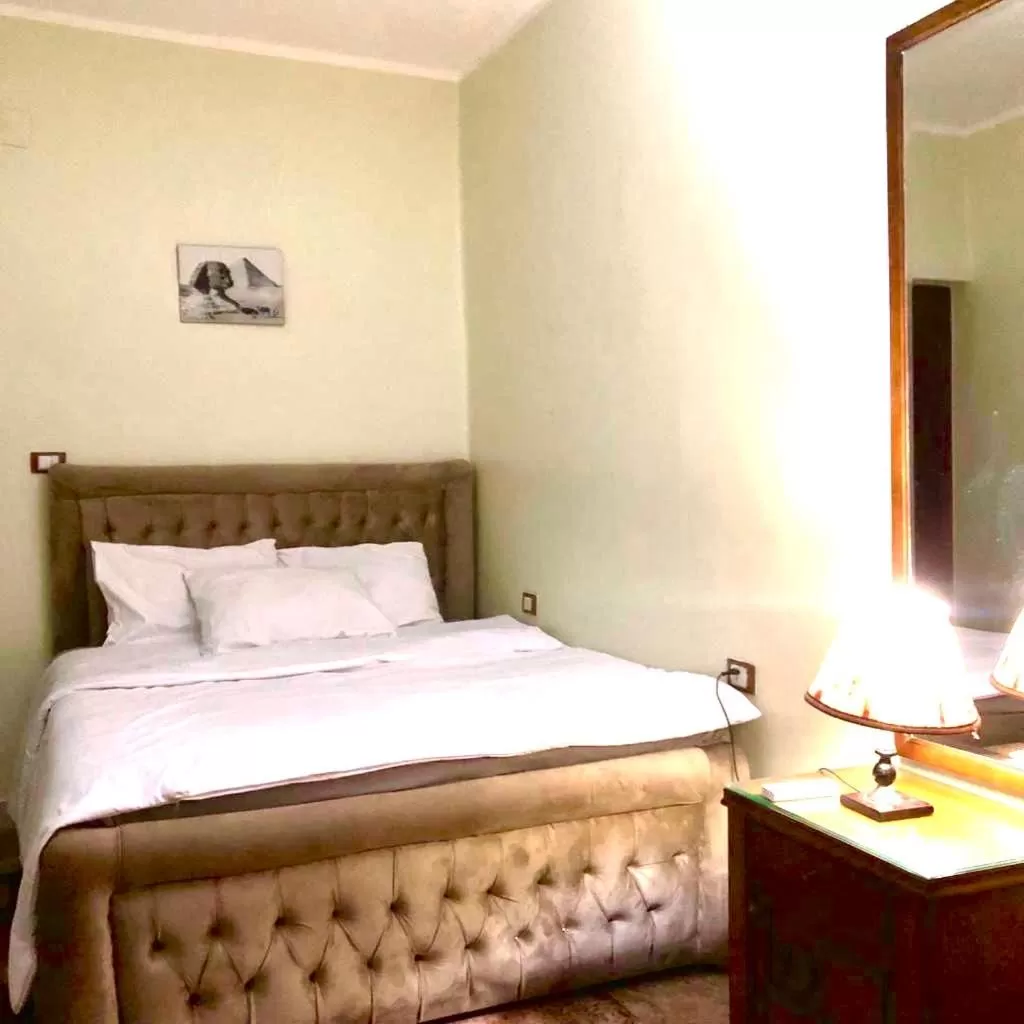 Bed in Sphinx palace pyramids view